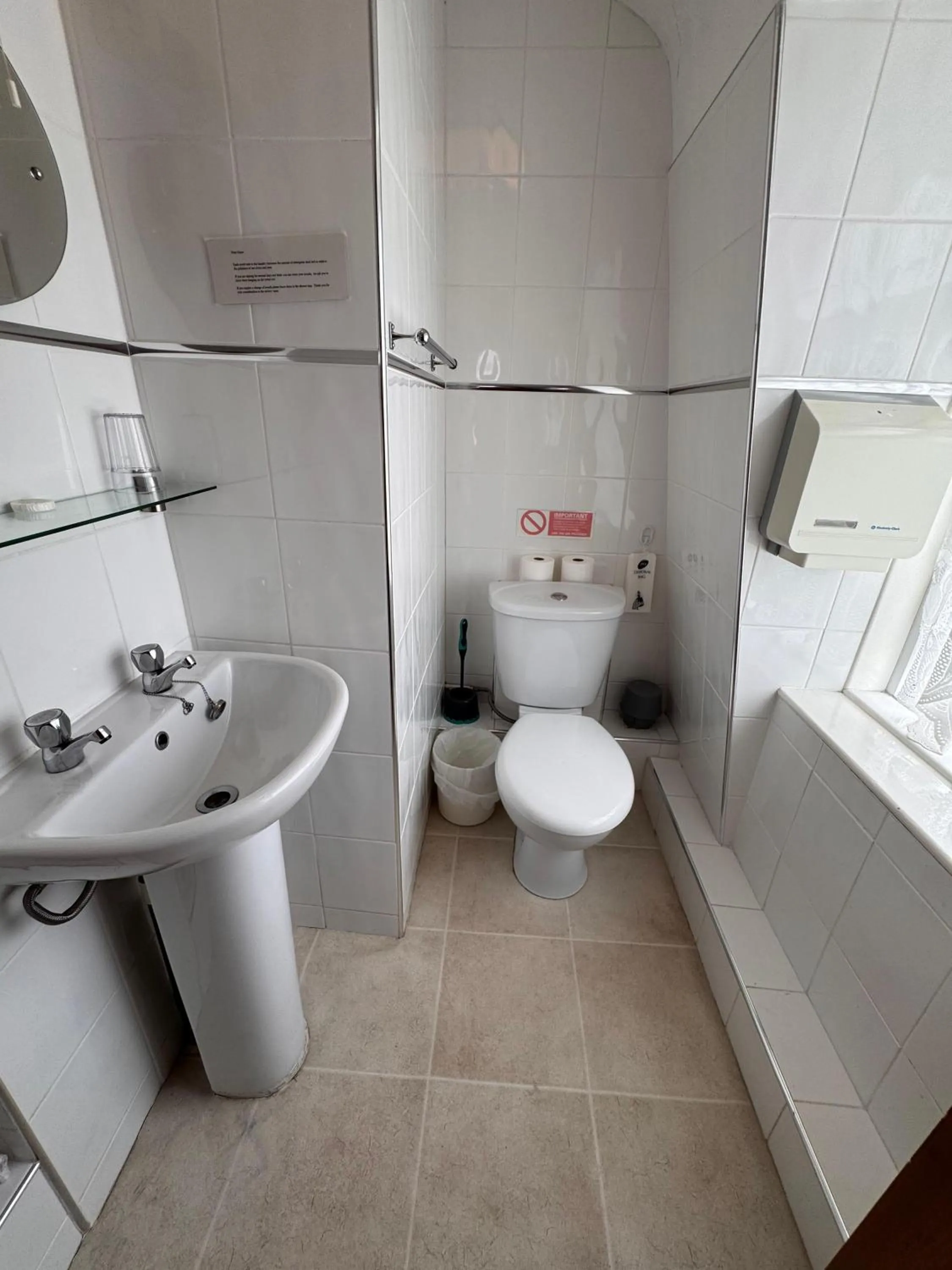 Bathroom in OYO Delton Hotel Blackpool Pleasure Beach