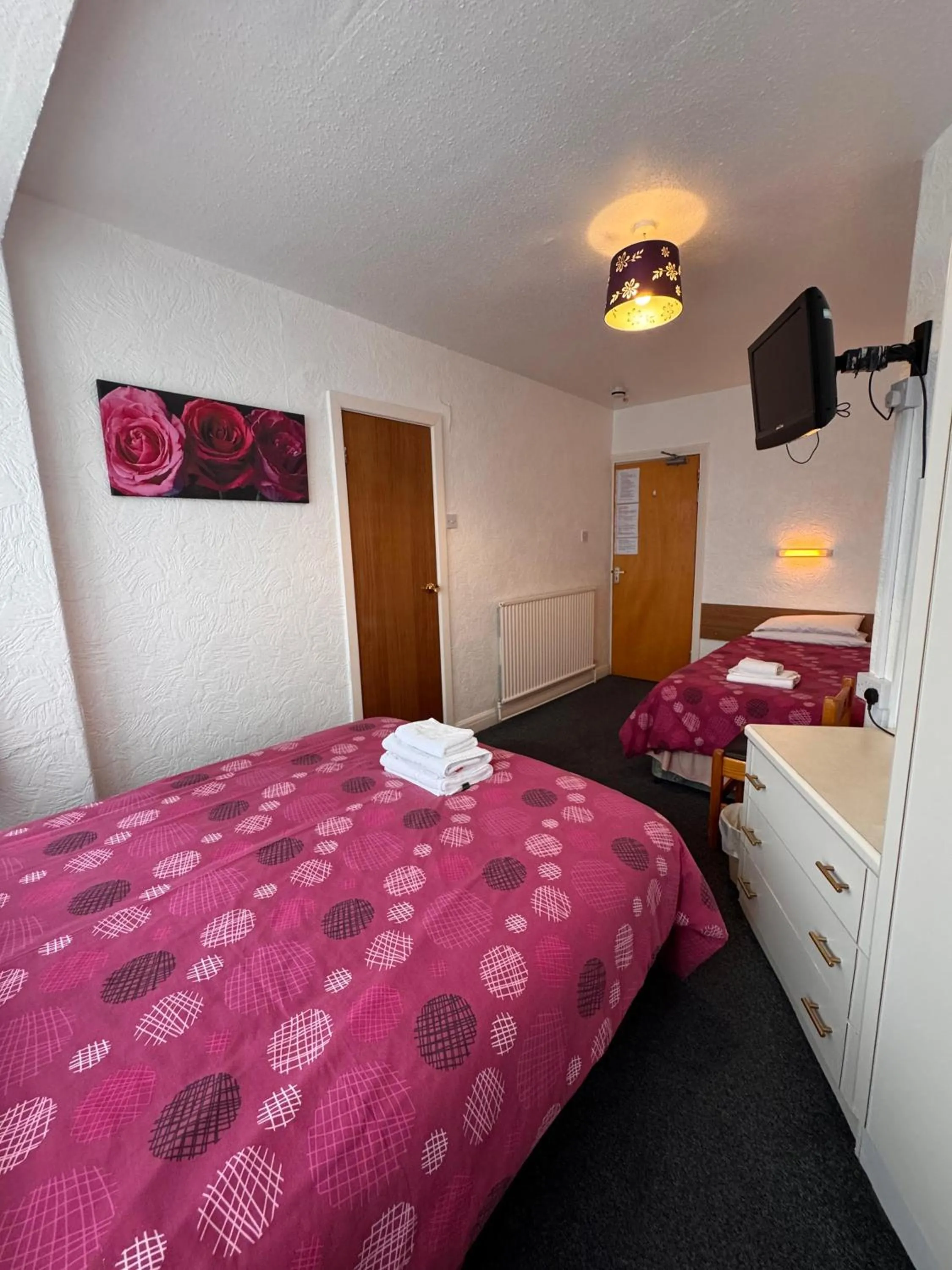 Photo of the whole room, Bed in OYO Delton Hotel Blackpool Pleasure Beach