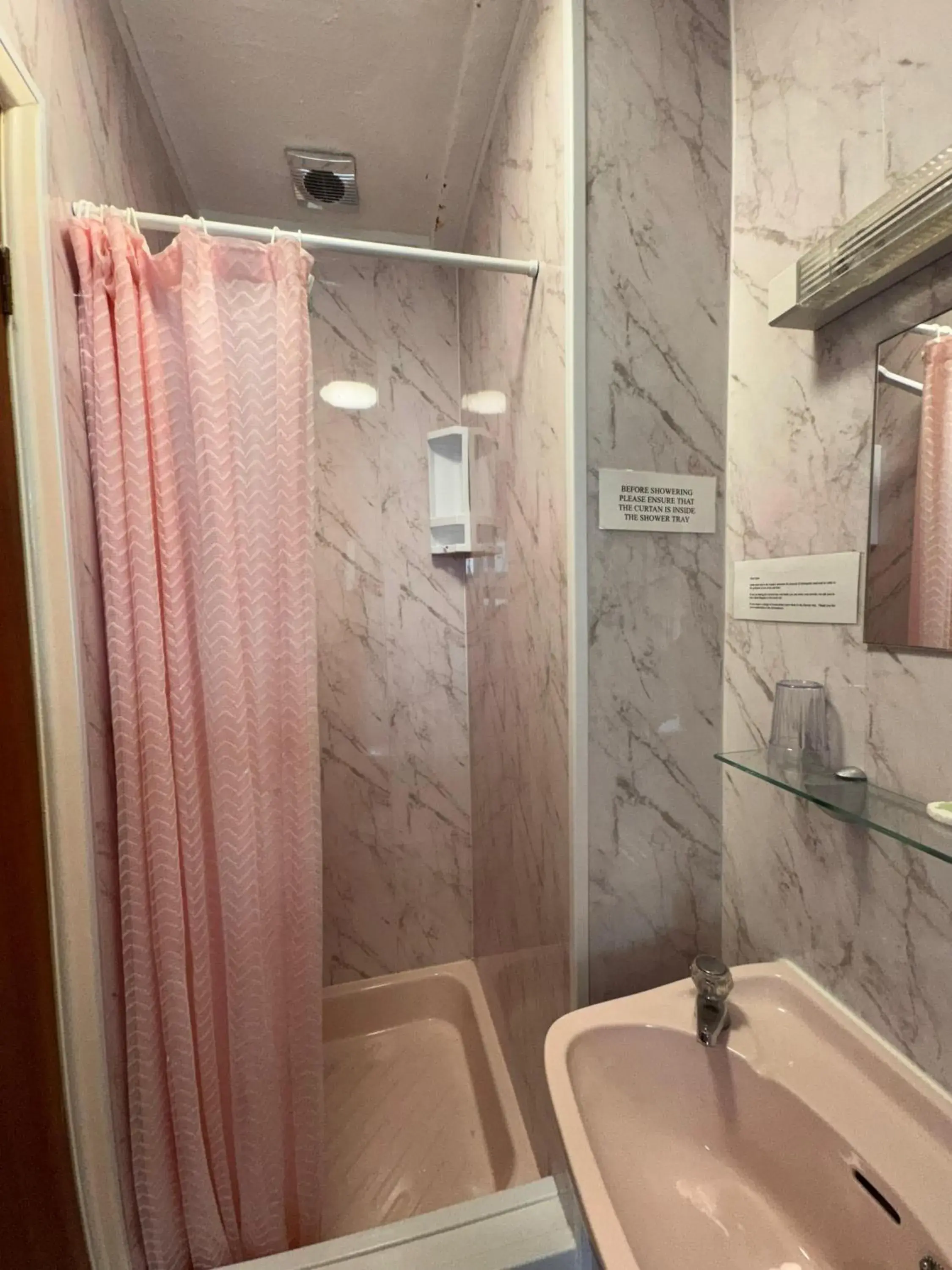 Twin Room in OYO Delton Hotel Blackpool Pleasure Beach Twin Room in OYO Delton Hotel Blackpool Pleasure Beach