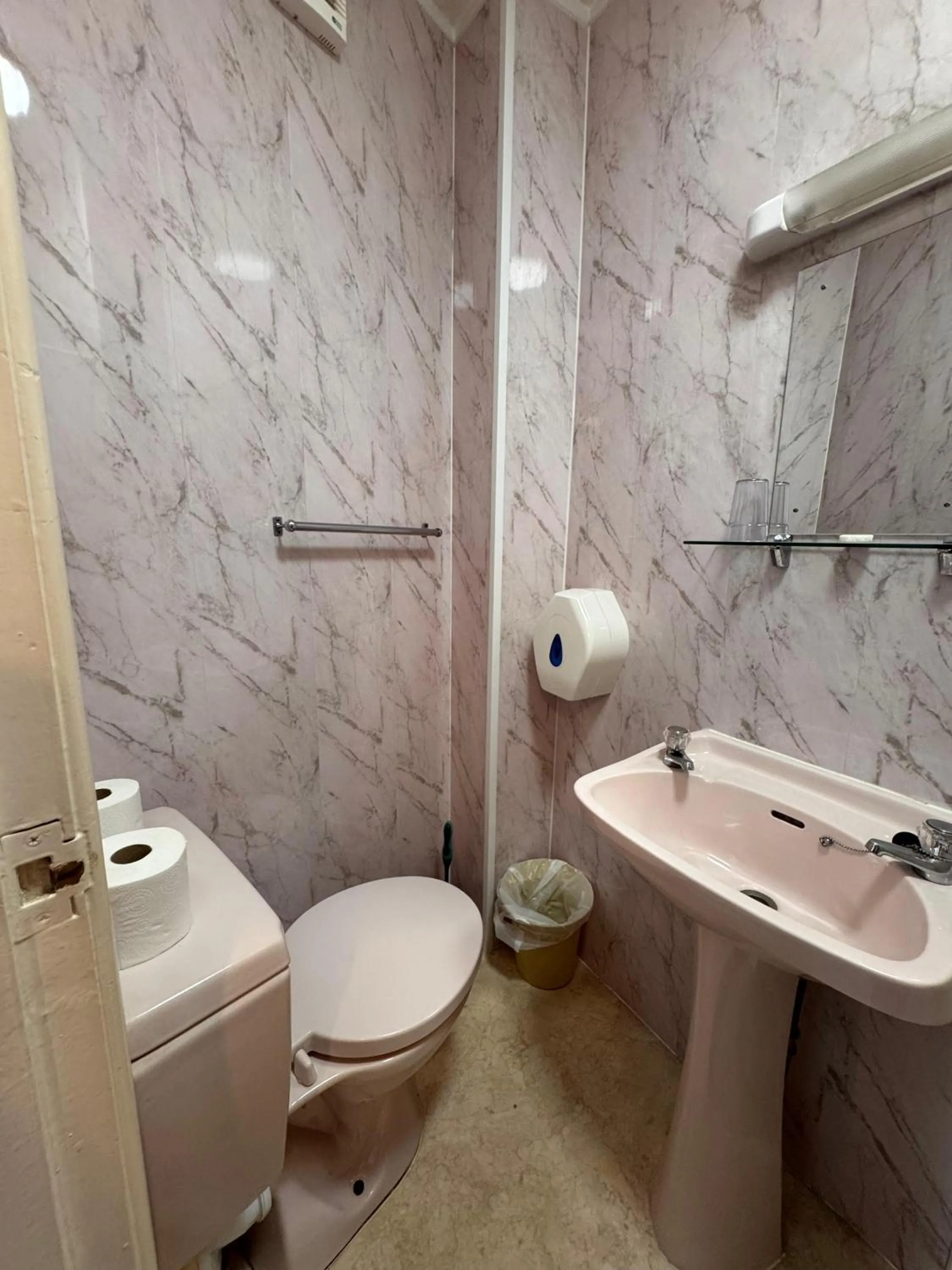 Bathroom in OYO Delton Hotel Blackpool Pleasure Beach