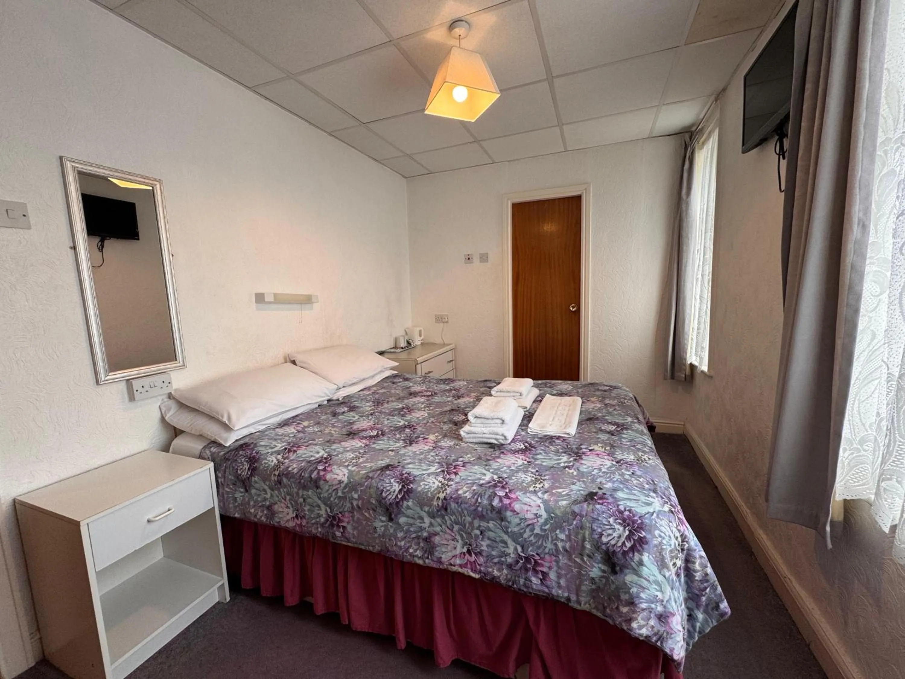 Bedroom, Bed in OYO Delton Hotel Blackpool Pleasure Beach