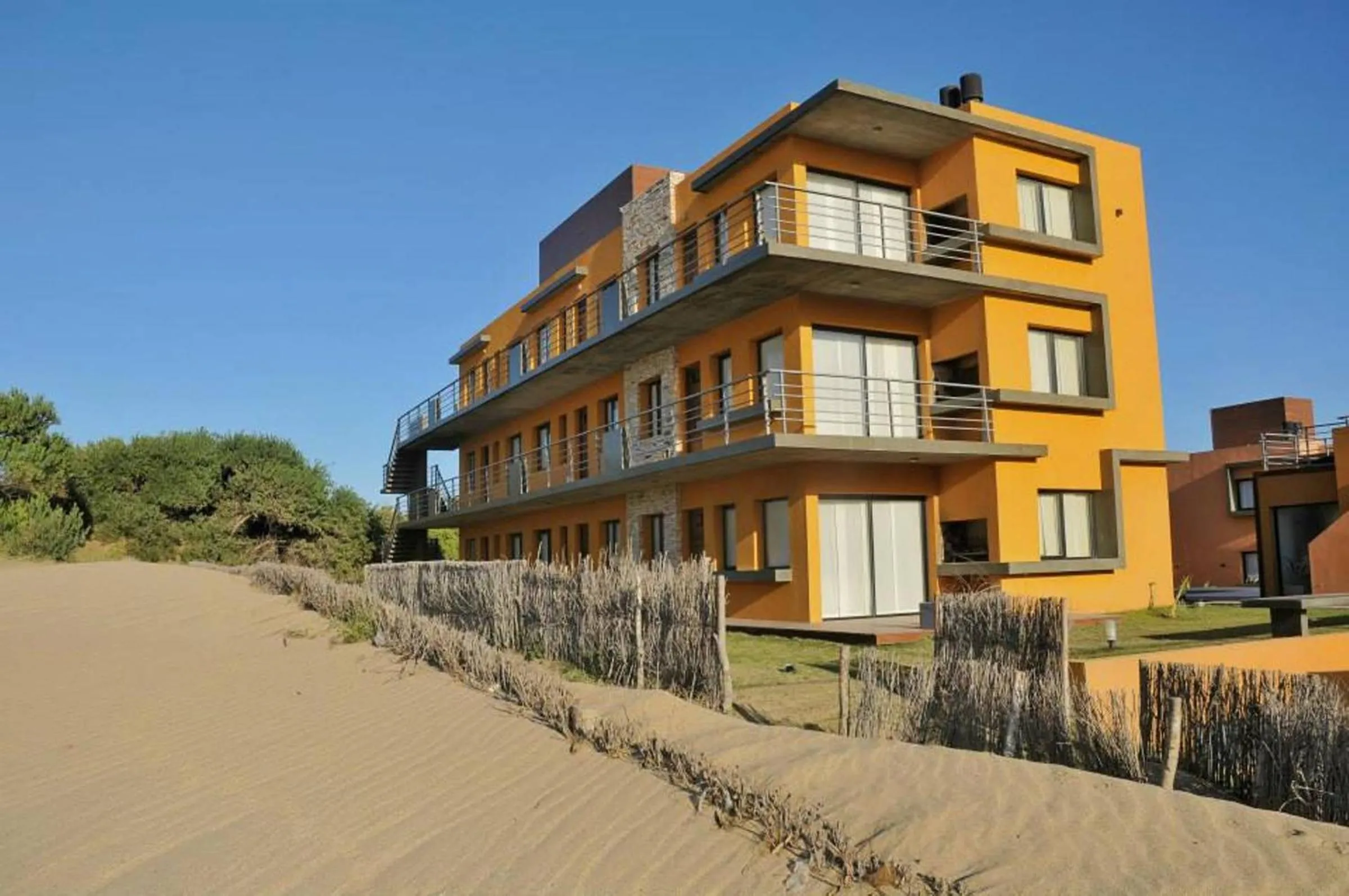 Property building in Dock Playa
