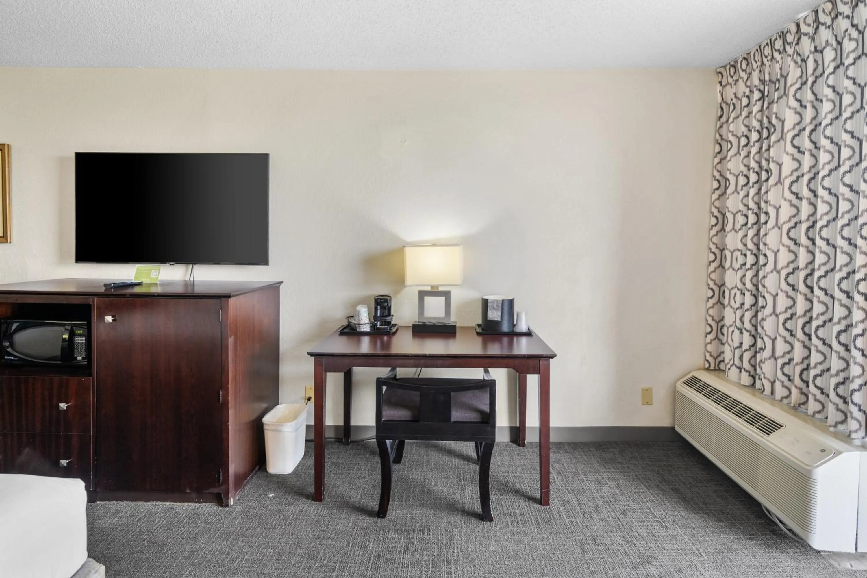 Bed in 88 Palms Hotel & Event Center