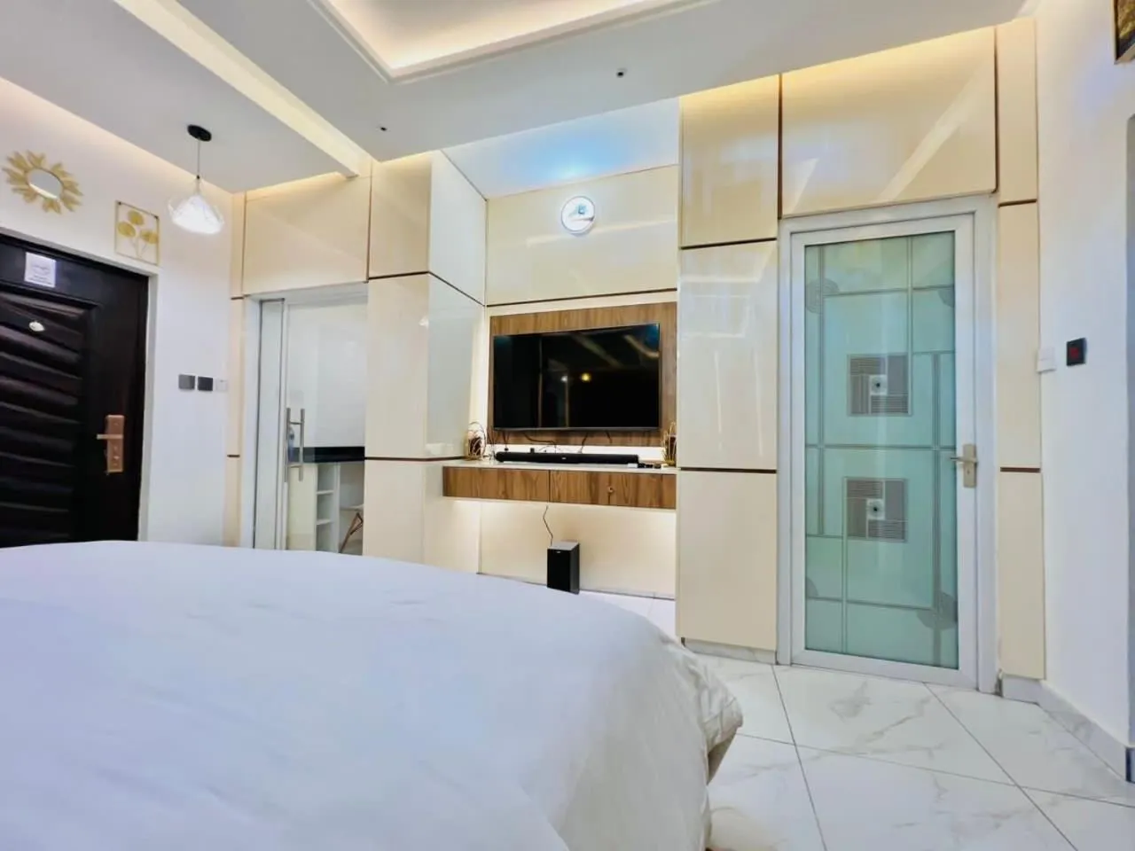 Photo of the whole room, Bed in Kamara Lakeview Hotel