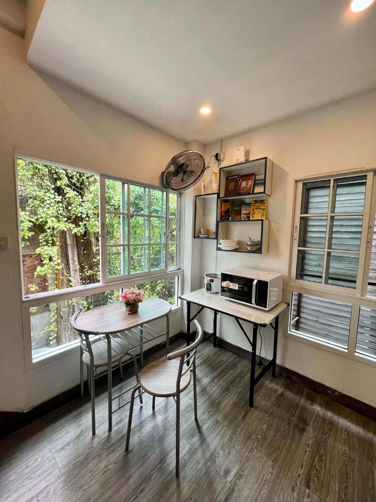 Dining area in Comfy Crib Hostel