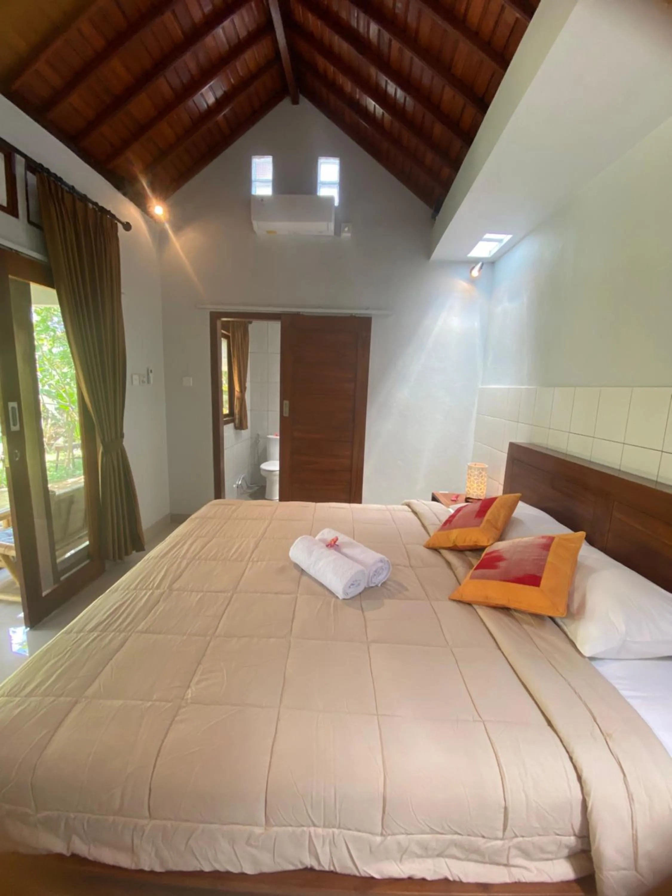 Bathroom, Bed in Bali Asli Guest House by EPS