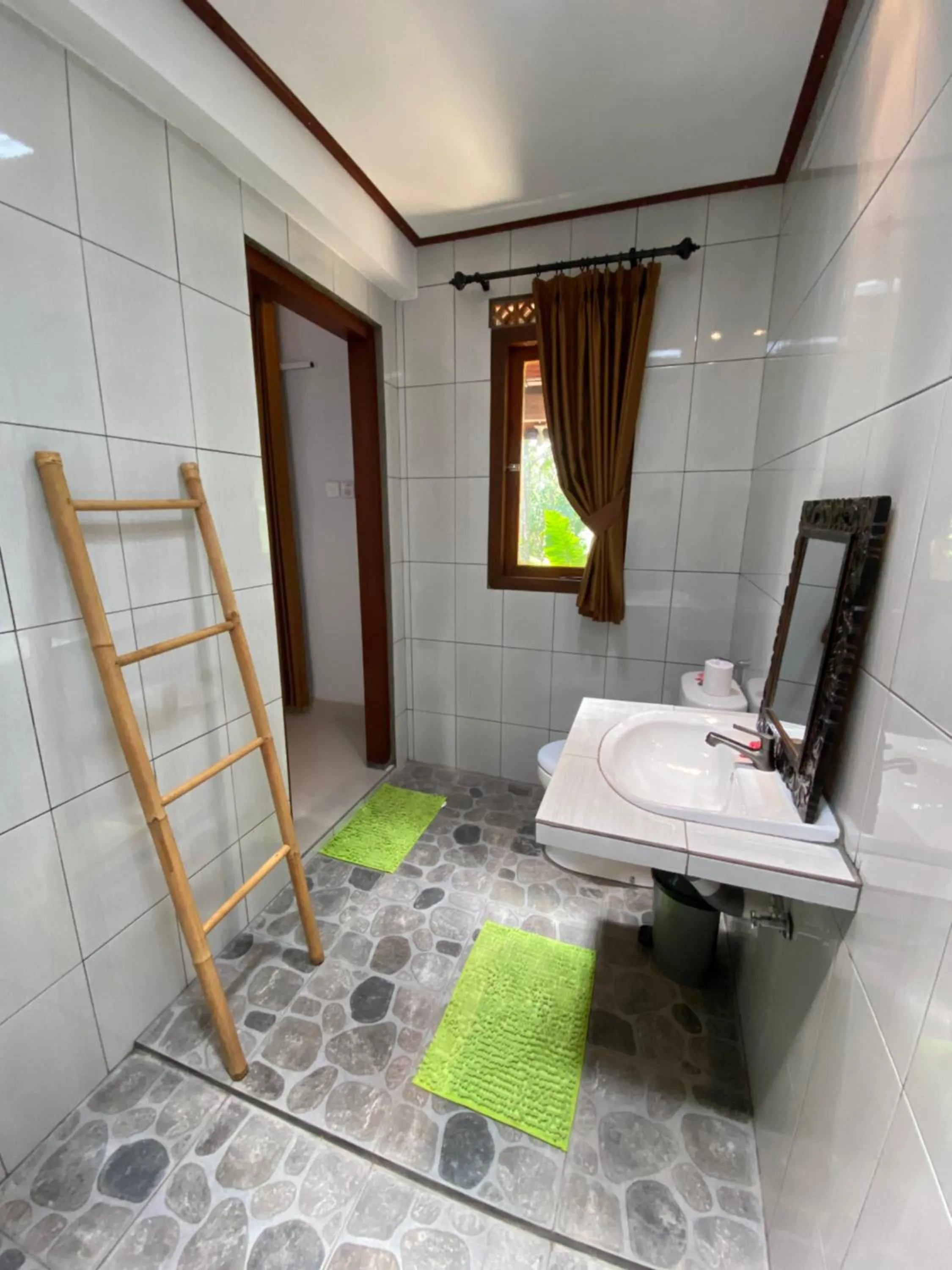 Toilet in Bali Asli Guest House by EPS