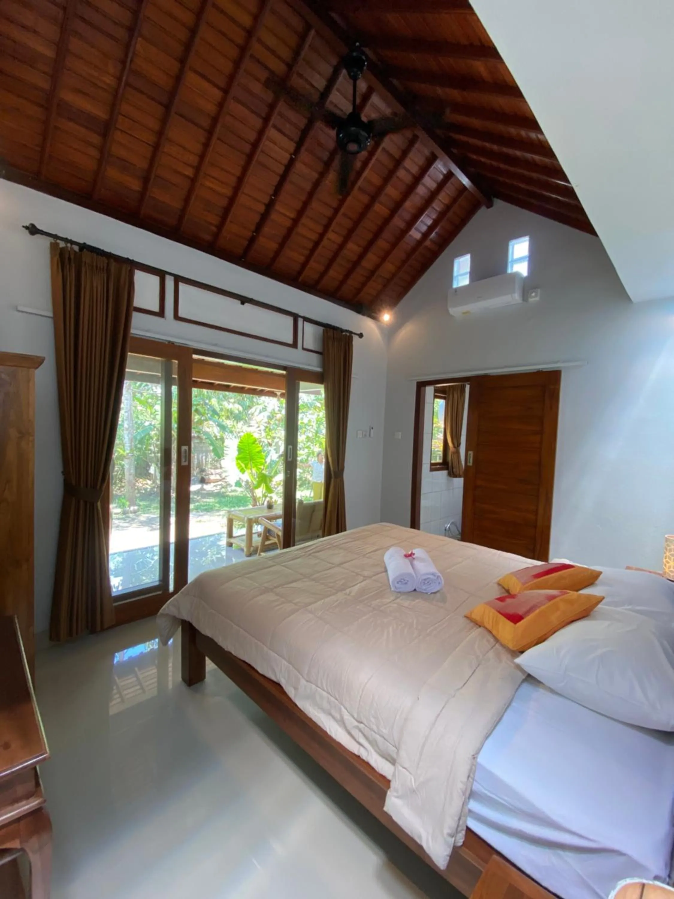 Bathroom, Bed in Bali Asli Guest House by EPS