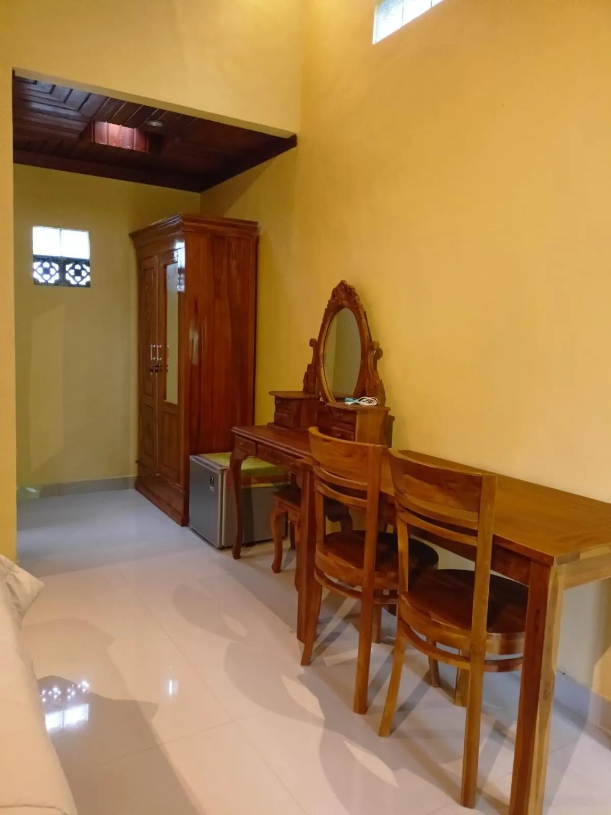 Seating area in Bali Asli Guest House by EPS