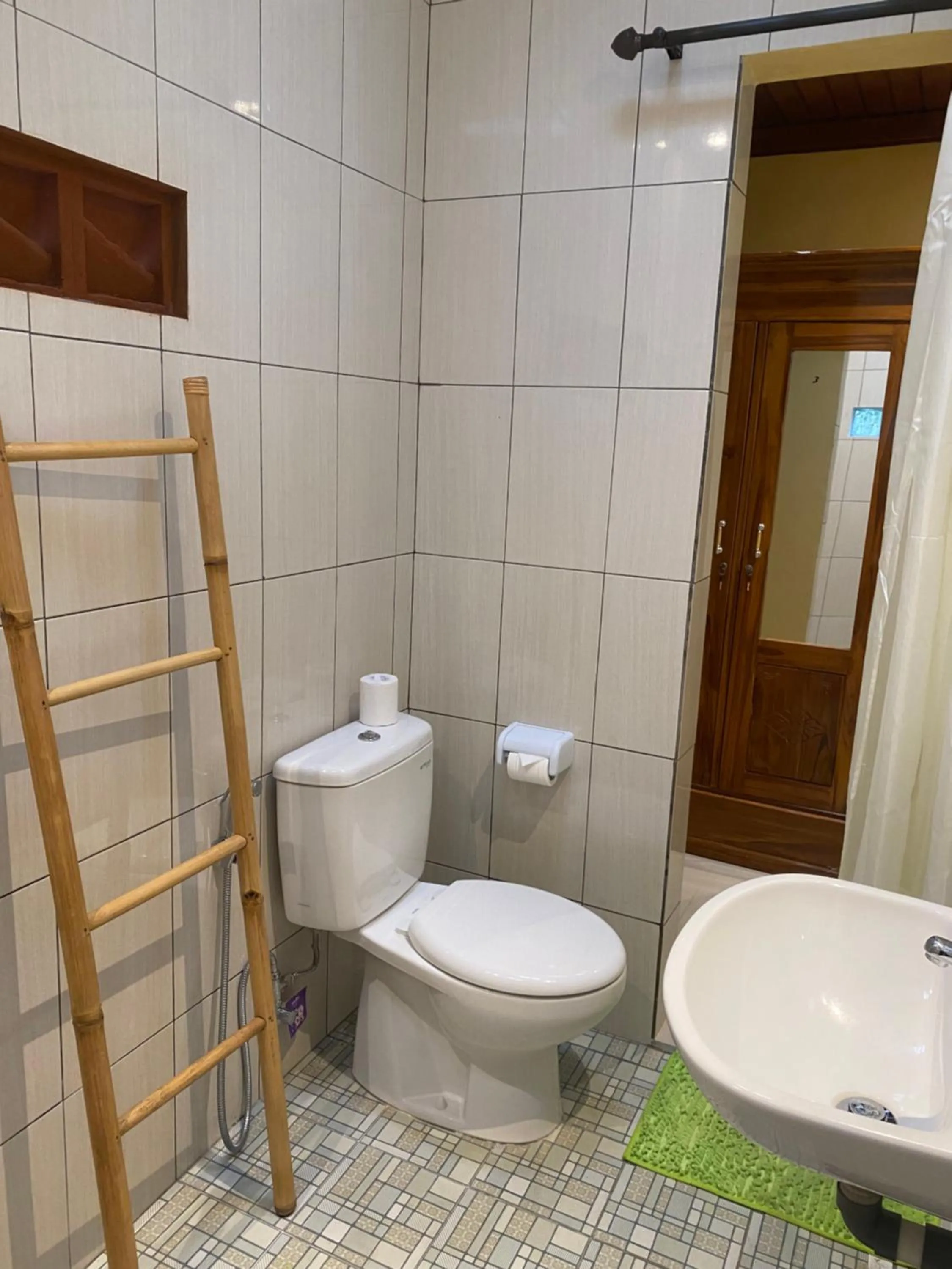 Bathroom in Bali Asli Guest House by EPS