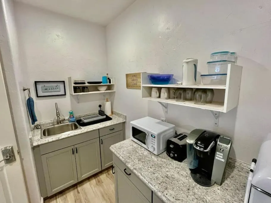 White Feather Suite Hot Tub Private Sleeps 2