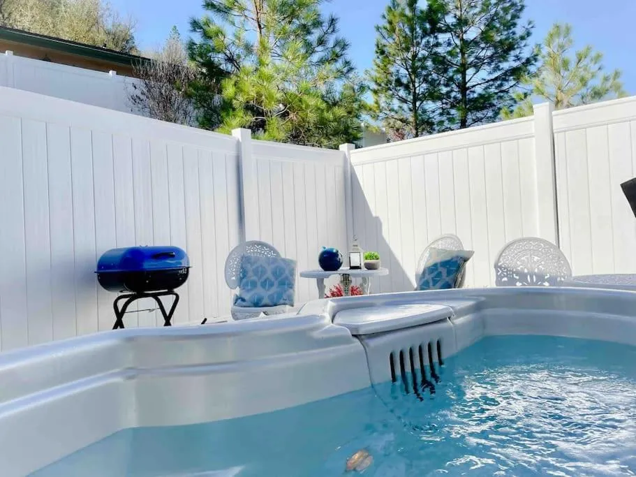 White Feather Suite Hot Tub Private Sleeps 2