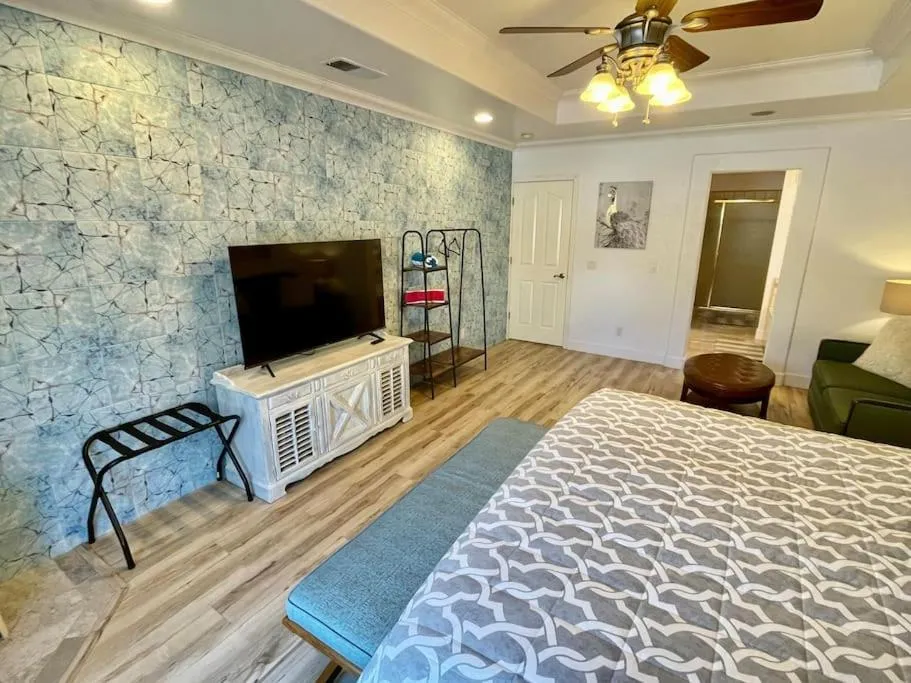 Bed in White Feather Suite Hot Tub Private Sleeps 2