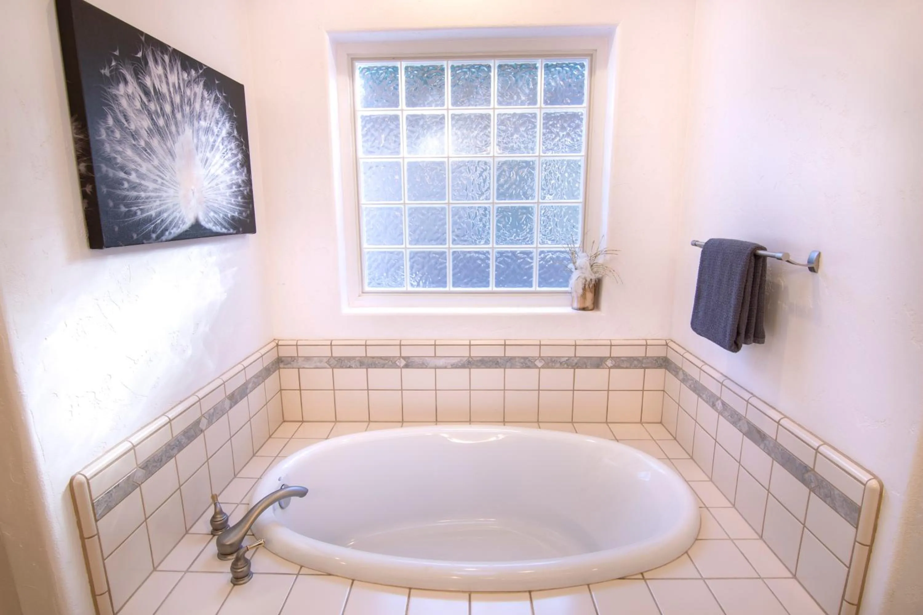 White Feather Suite Hot Tub Private Sleeps 2