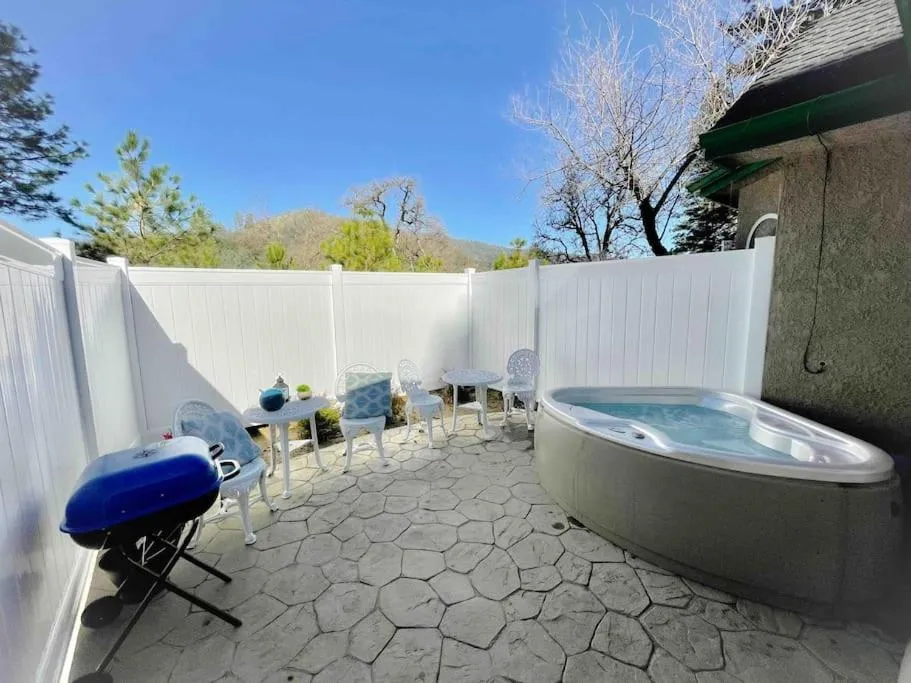White Feather Suite Hot Tub Private Sleeps 2