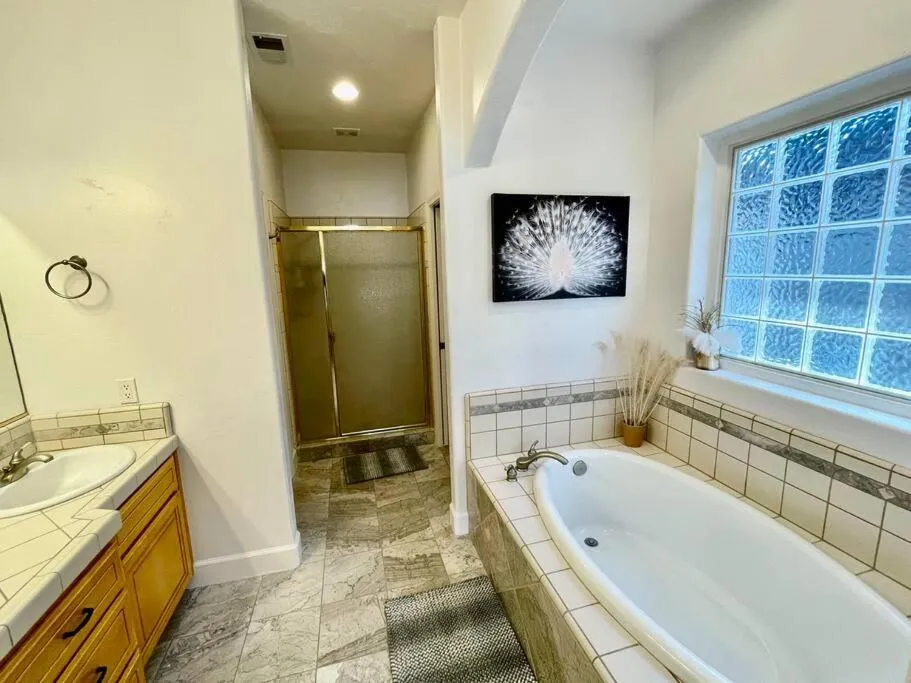 White Feather Suite Hot Tub Private Sleeps 2