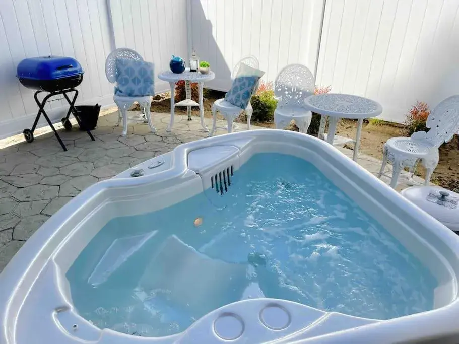 White Feather Suite Hot Tub Private Sleeps 2 White Feather Suite Hot Tub Private Sleeps 2