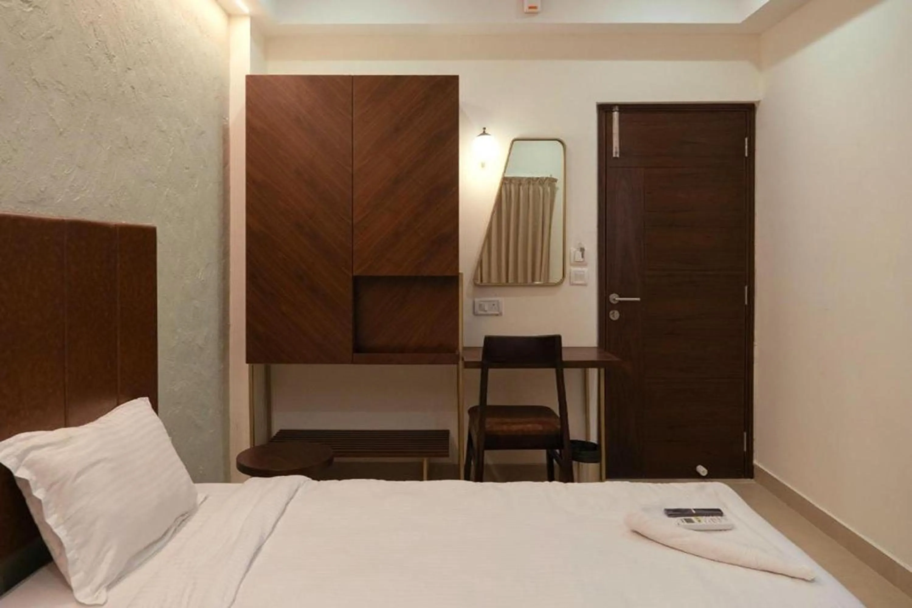 Bedroom in Flora Pavillion Near Global Hospital Perumbakkam