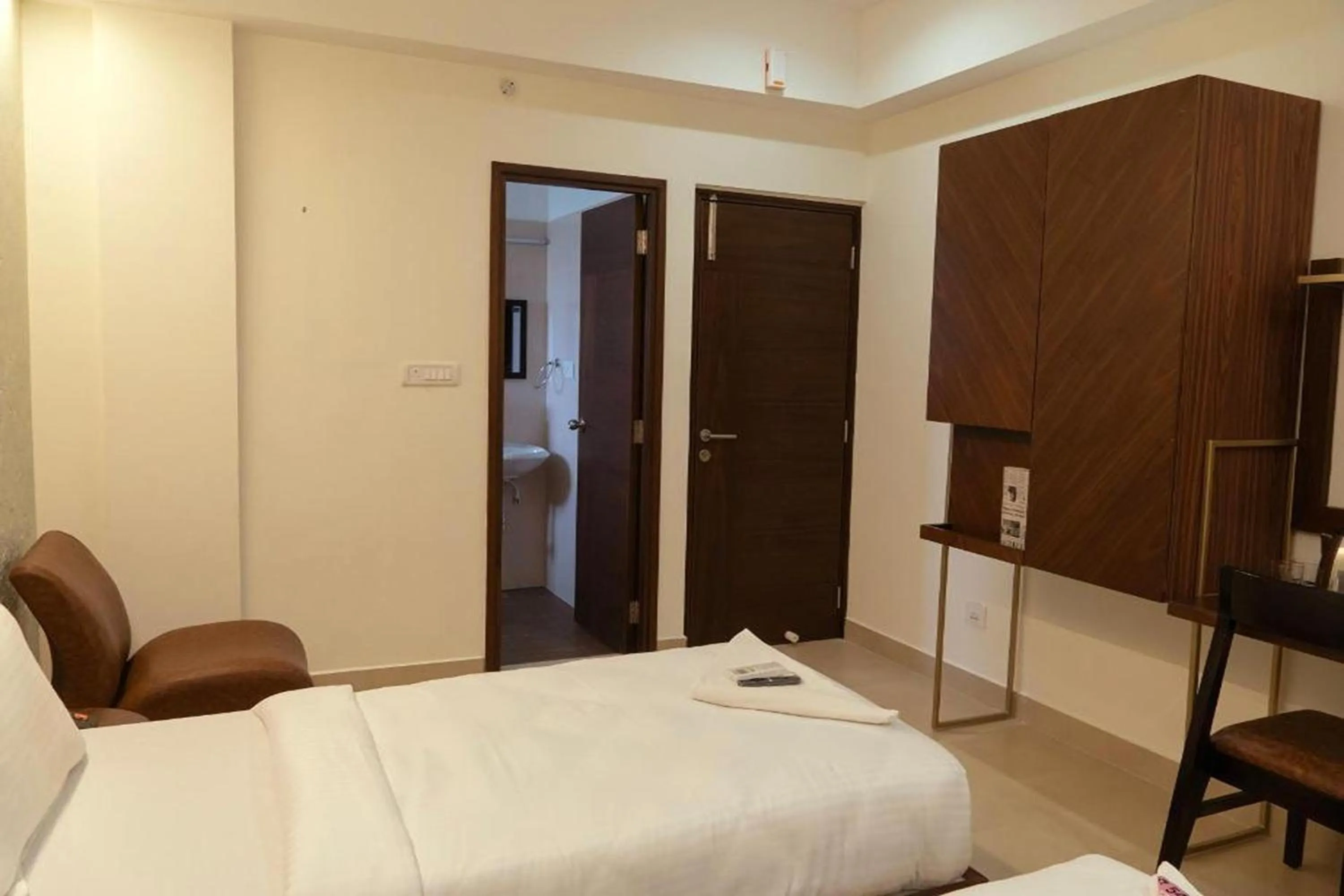 Bedroom in Flora Pavillion Near Global Hospital Perumbakkam