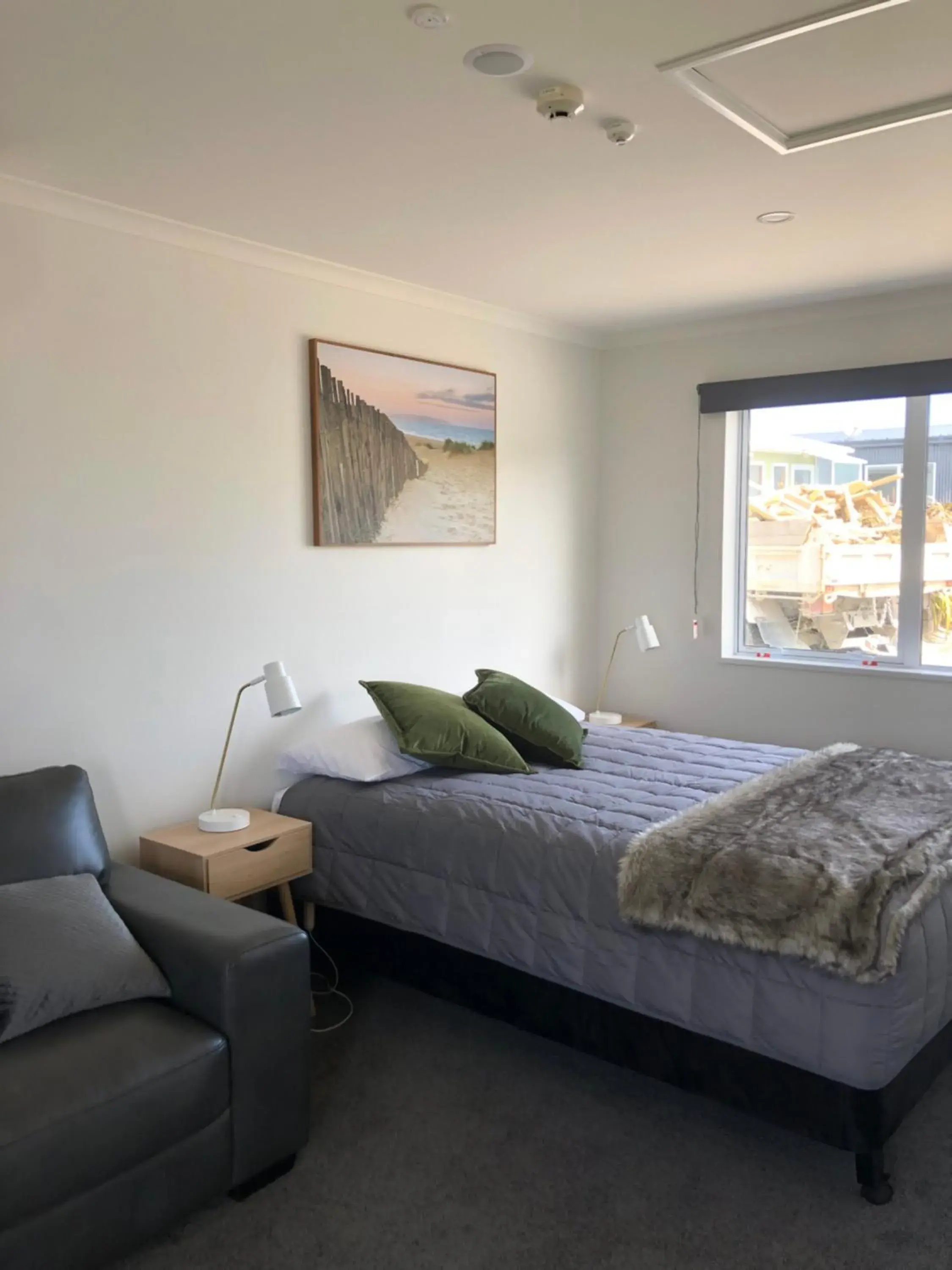 Queen Room in Nugget View Kaka Point Motels Queen Room in Nugget View Kaka Point Motels