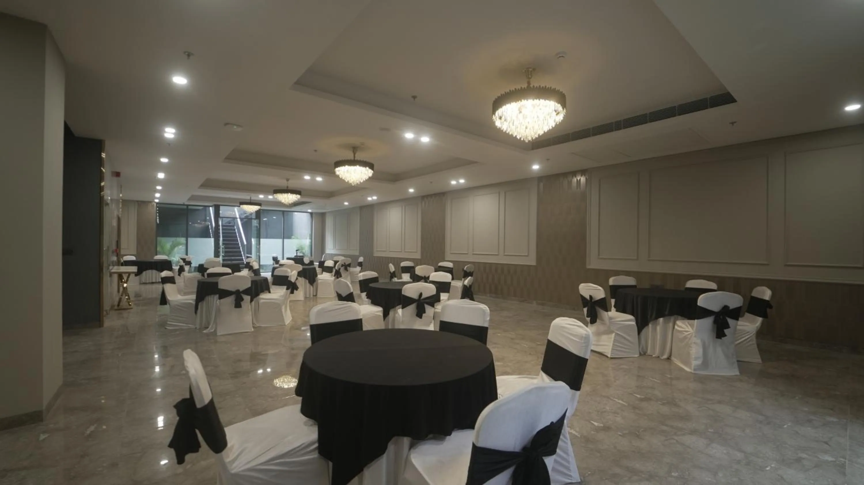 Restaurant/places to eat in Saltstayz Select - Golf Course Road & Sector 57