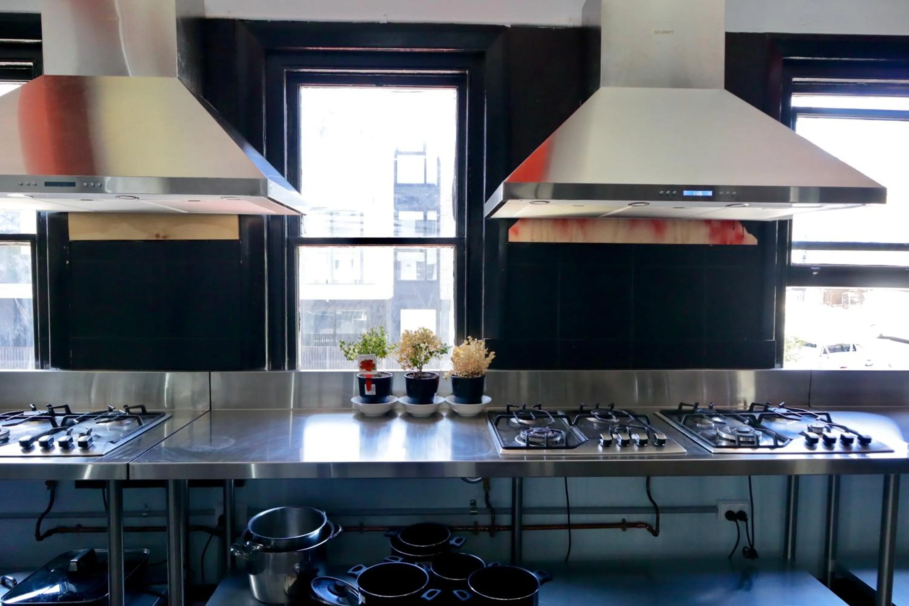 Communal kitchen in Ritz For Backpackers