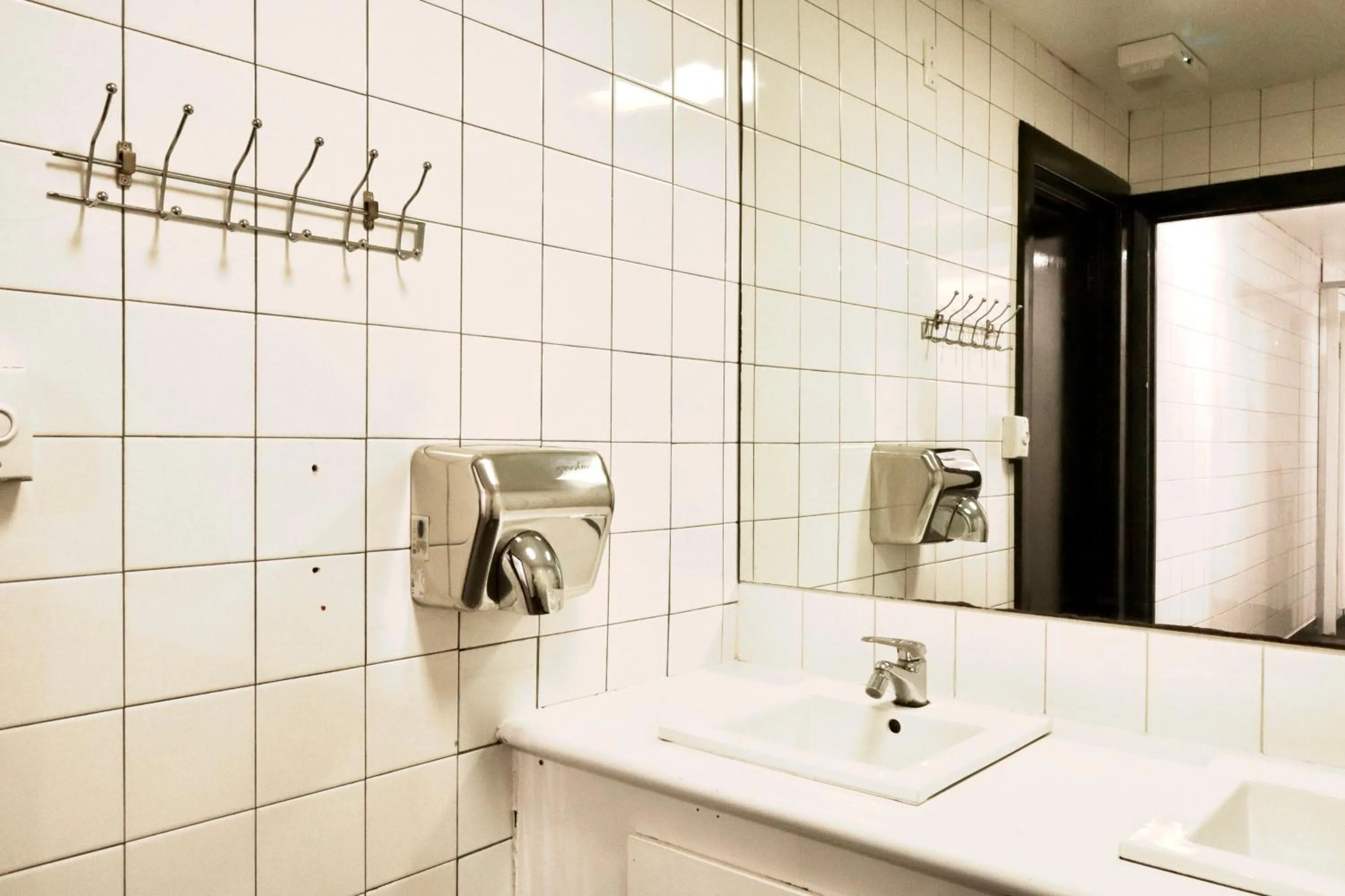 Bathroom in Ritz For Backpackers