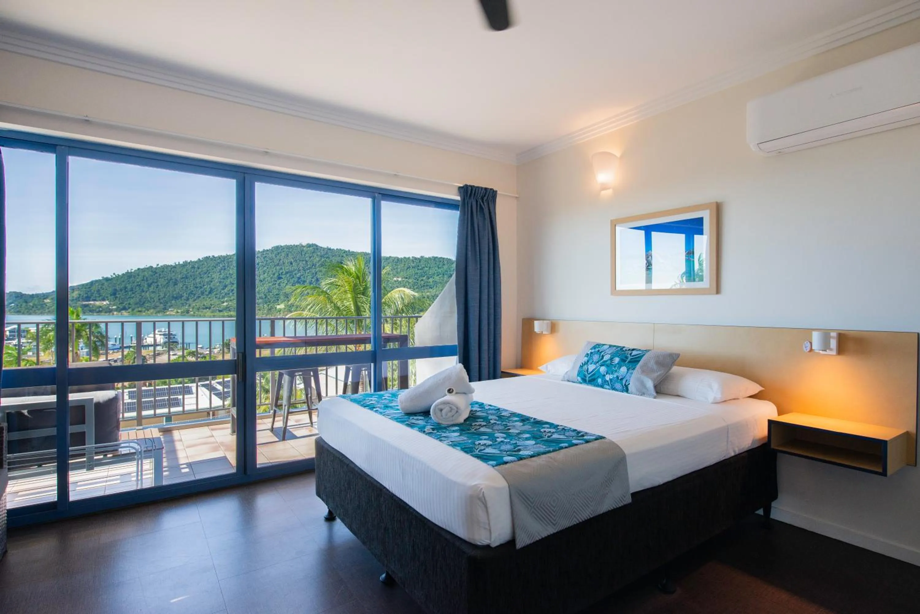 Bed in Coral Sea Vista Apartments