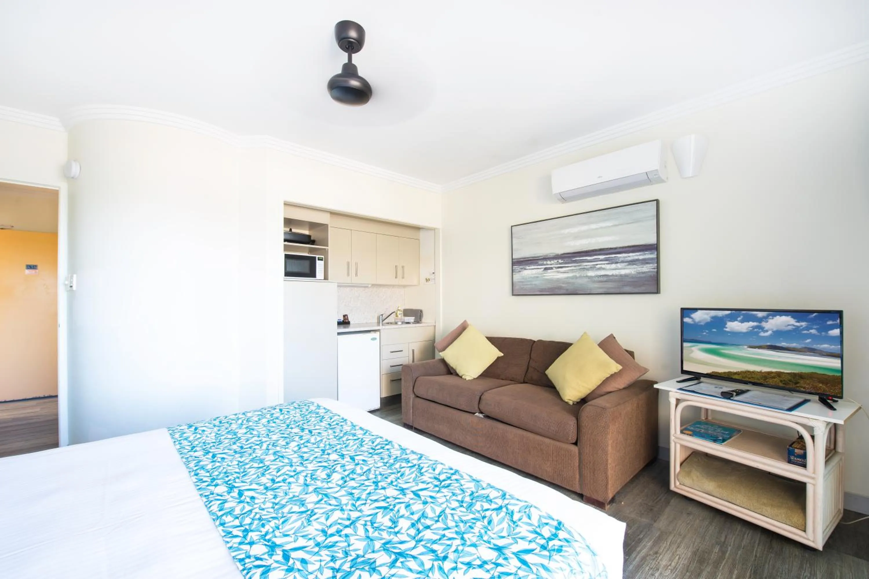 Kitchen or kitchenette, Bed in Coral Sea Vista Apartments