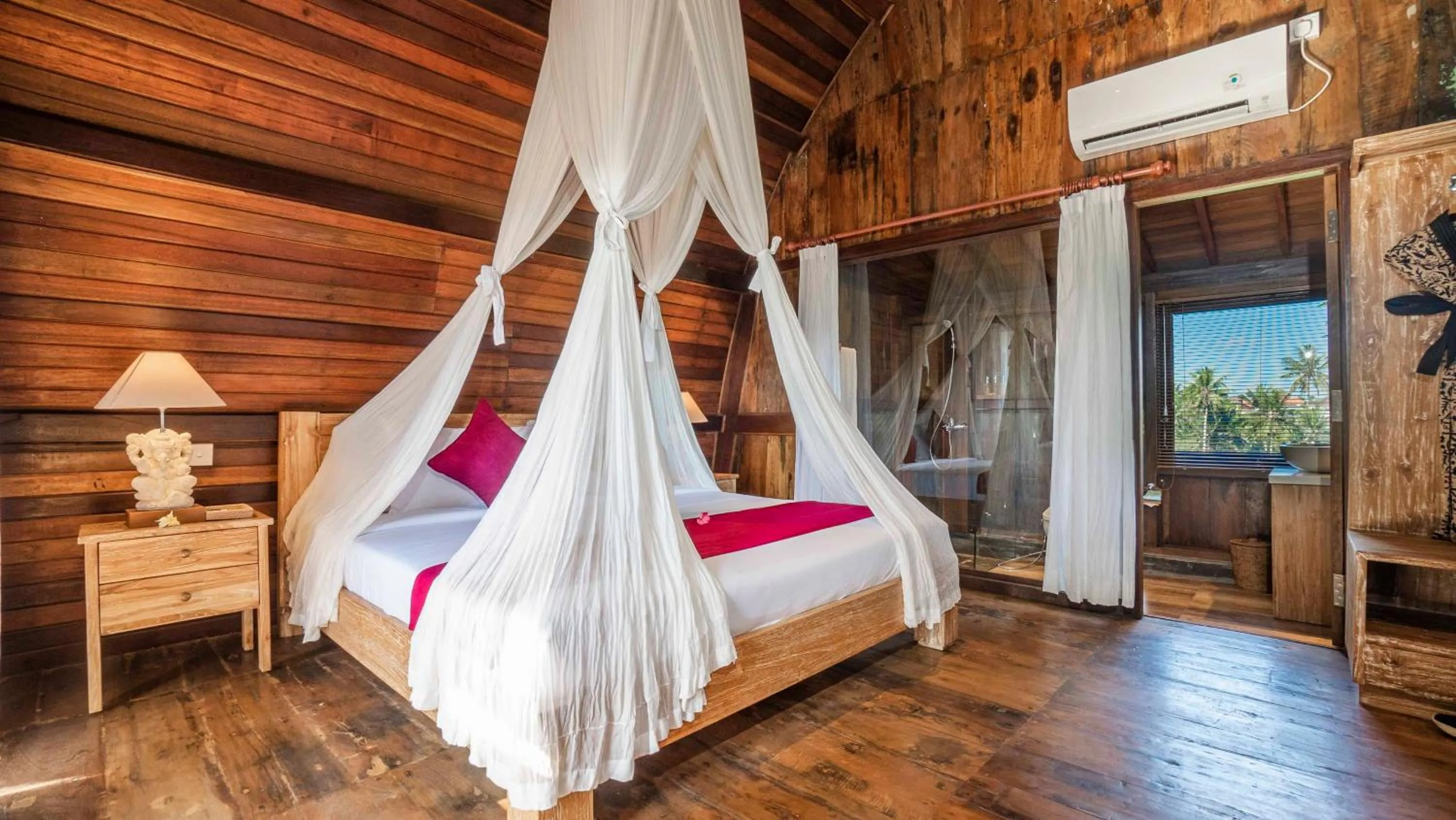 Photo of the whole room, Bed in Gayatri Retreat Ubud