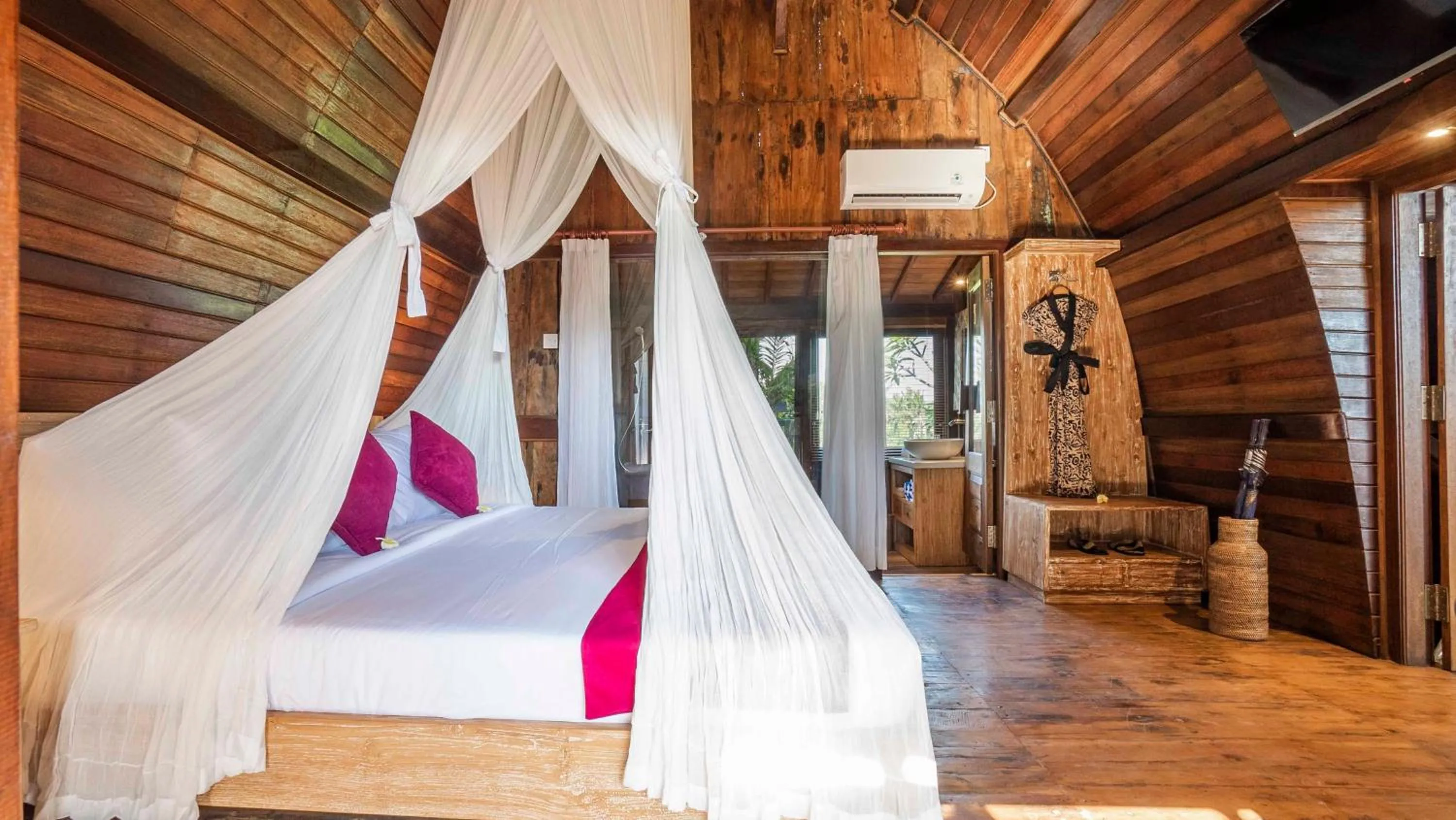 Photo of the whole room, Bed in Gayatri Retreat Ubud