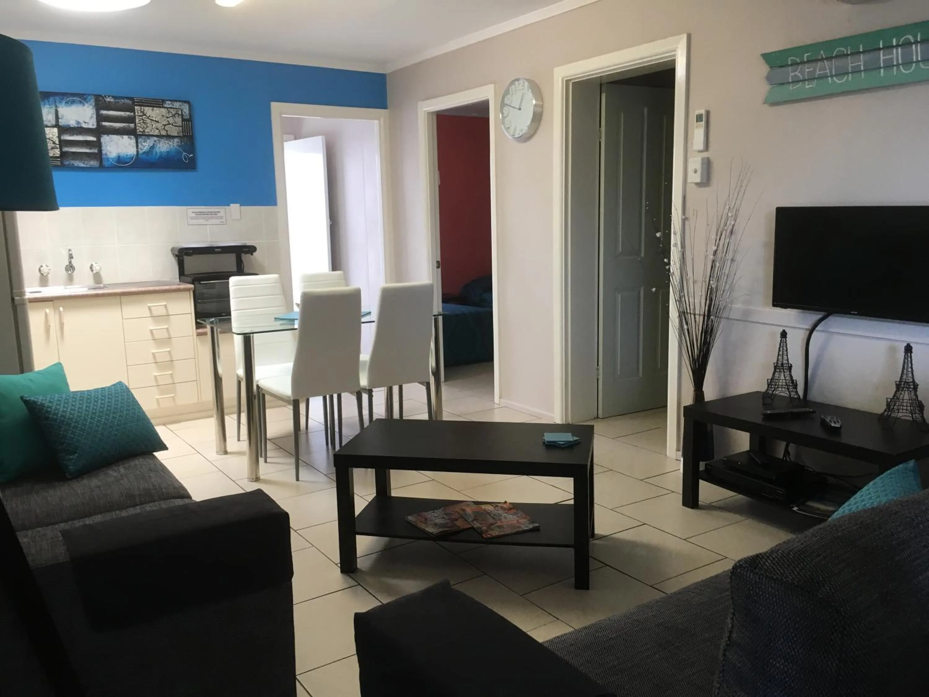 TV and multimedia in Beachlander Self-Contained Holiday Apartments