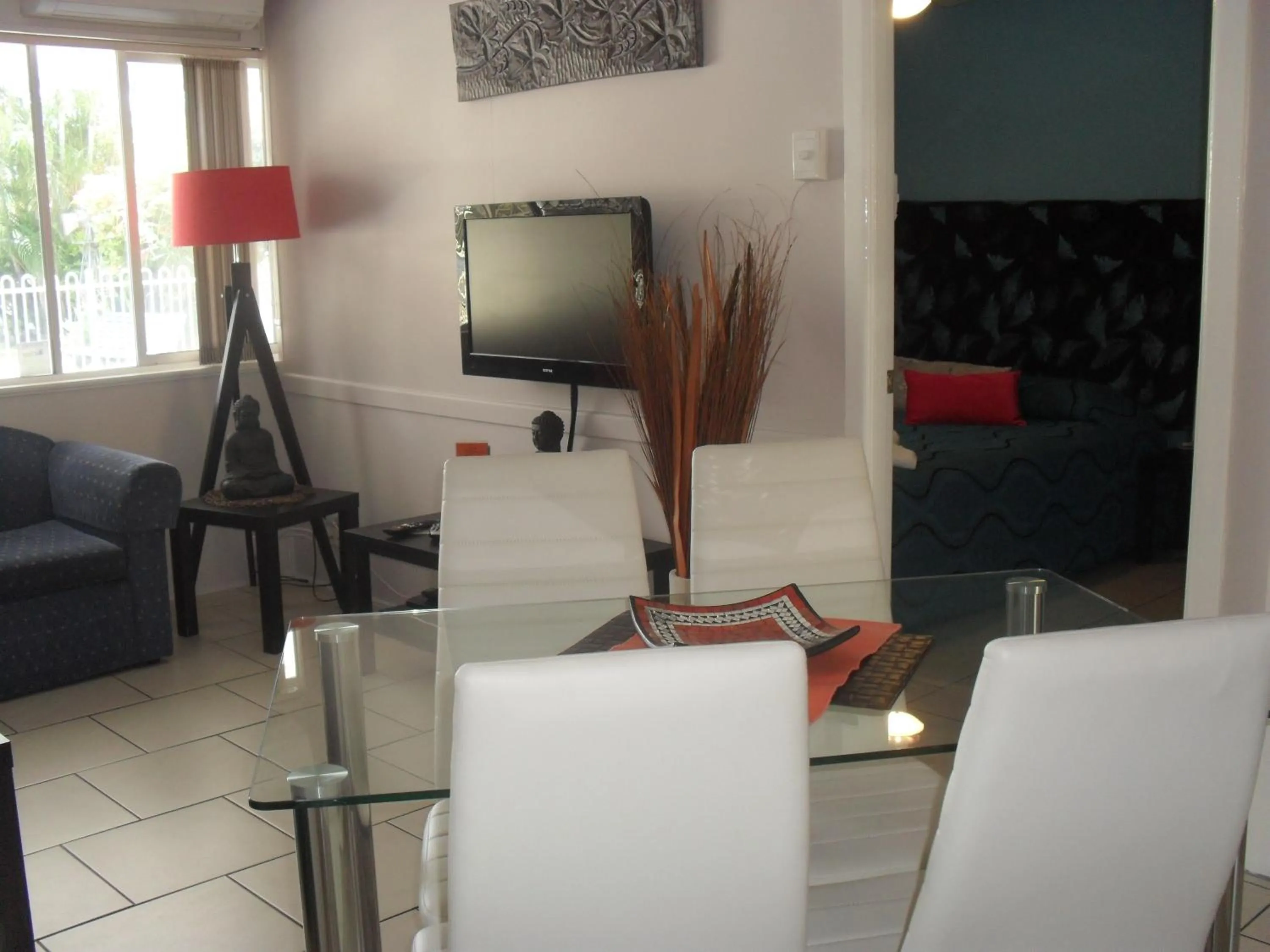 TV and multimedia in Beachlander Self-Contained Holiday Apartments