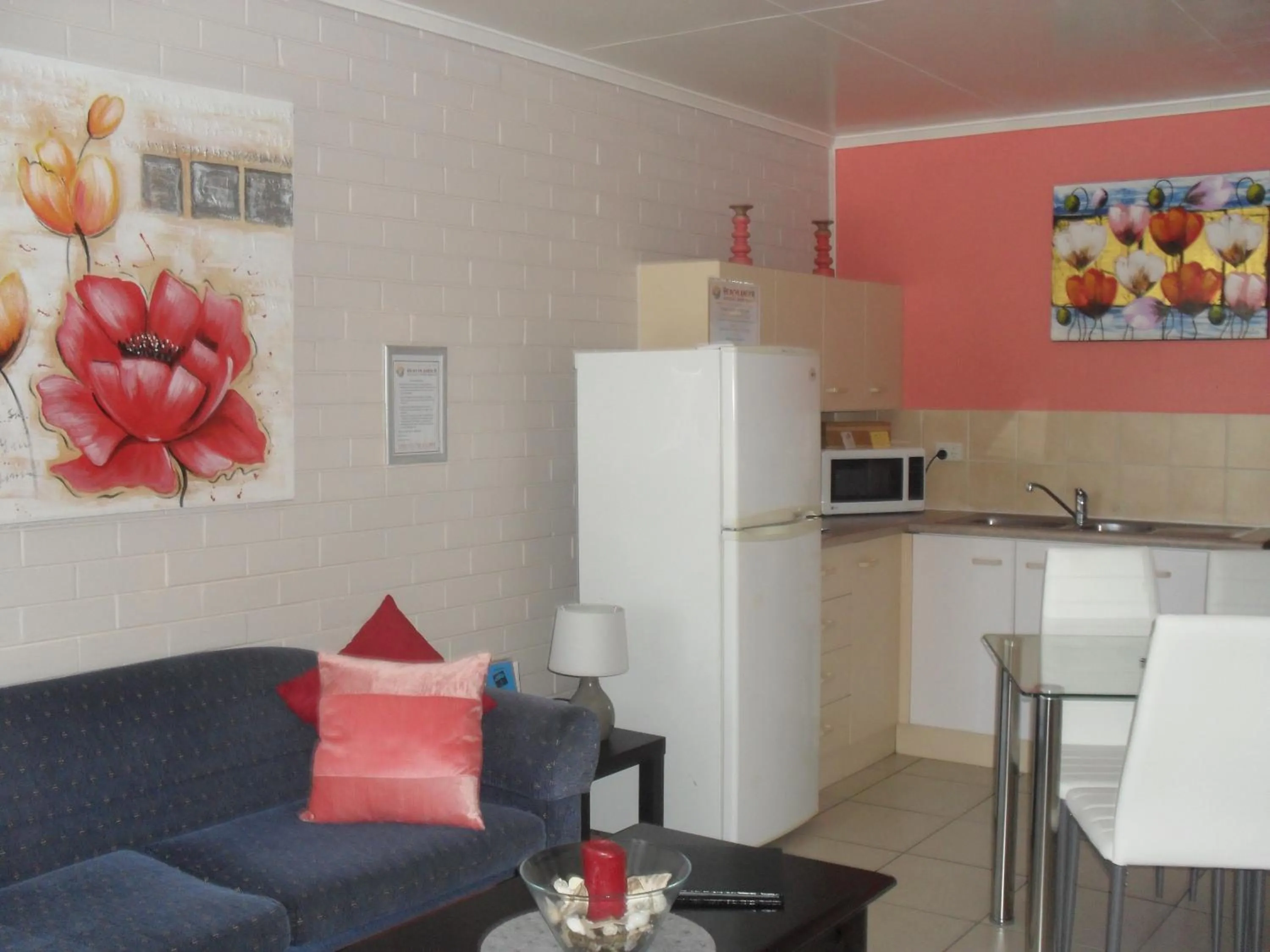 Kitchen or kitchenette in Beachlander Self-Contained Holiday Apartments