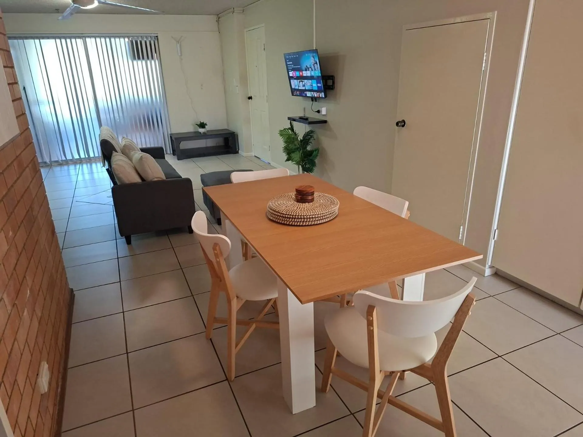 Communal lounge/ TV room in Beachlander Self-Contained Holiday Apartments