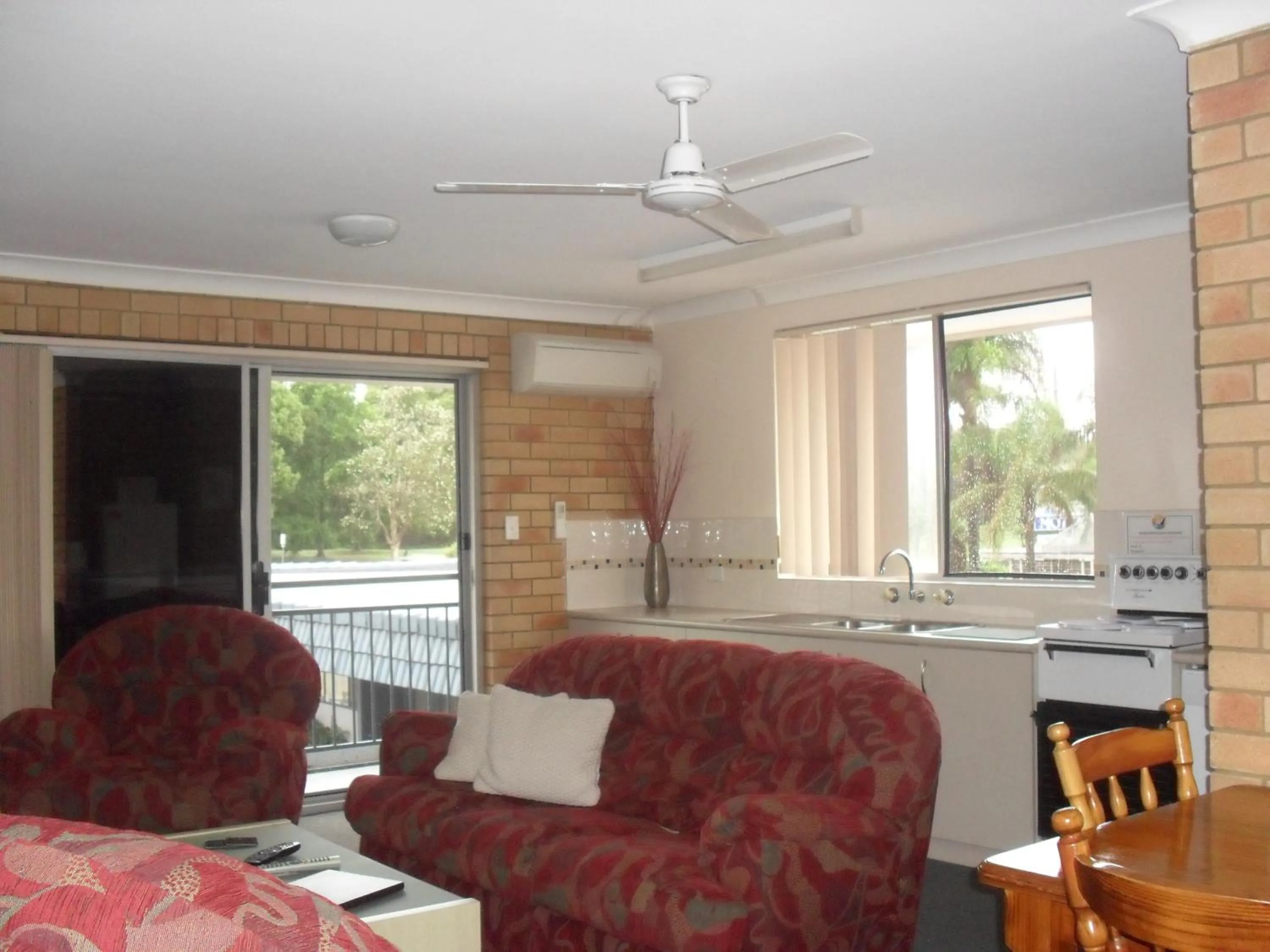 TV and multimedia in Beachlander Self-Contained Holiday Apartments
