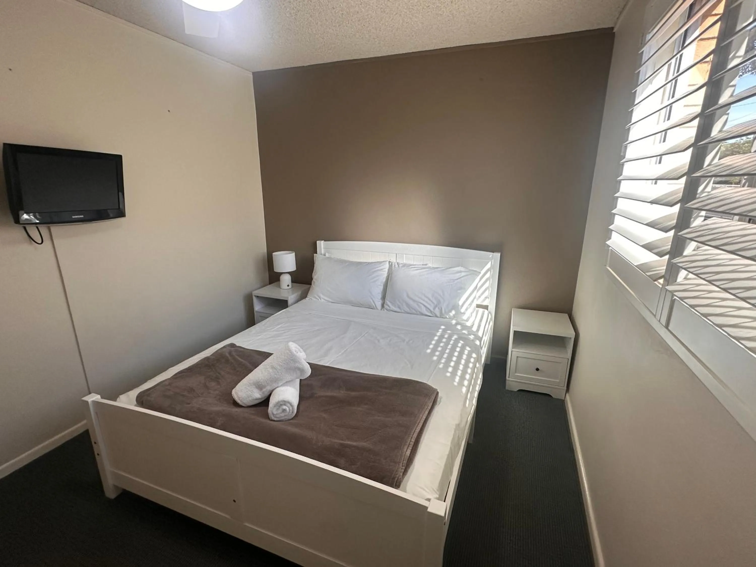 TV and multimedia, Bed in Beachlander Self-Contained Holiday Apartments