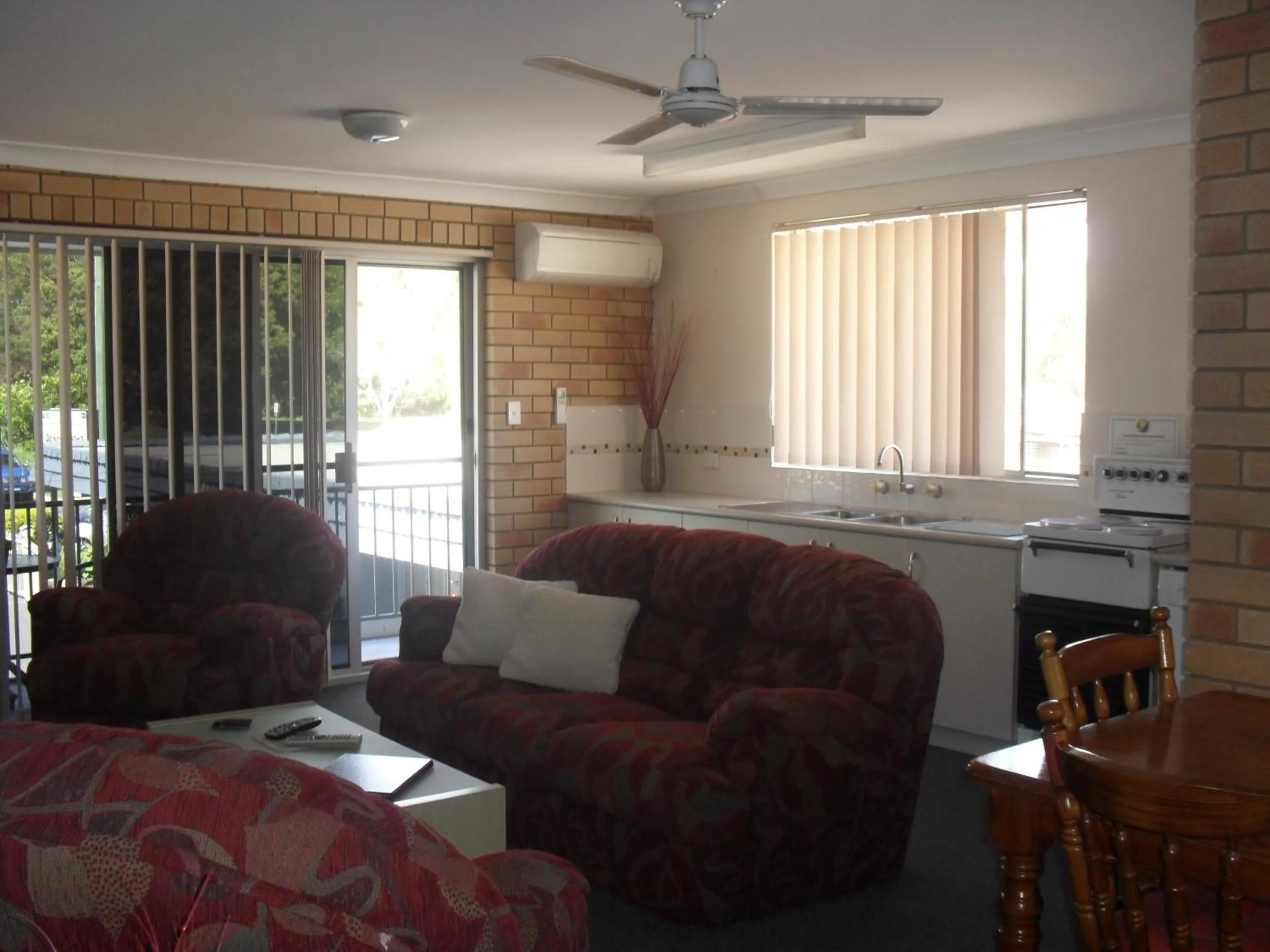 TV and multimedia in Beachlander Self-Contained Holiday Apartments