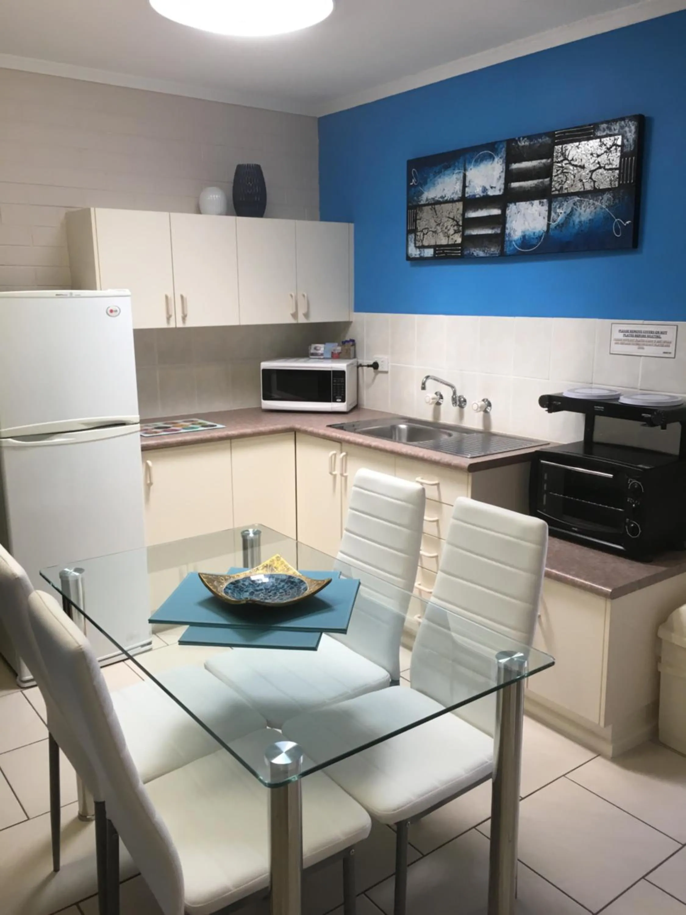 Kitchen or kitchenette in Beachlander Self-Contained Holiday Apartments