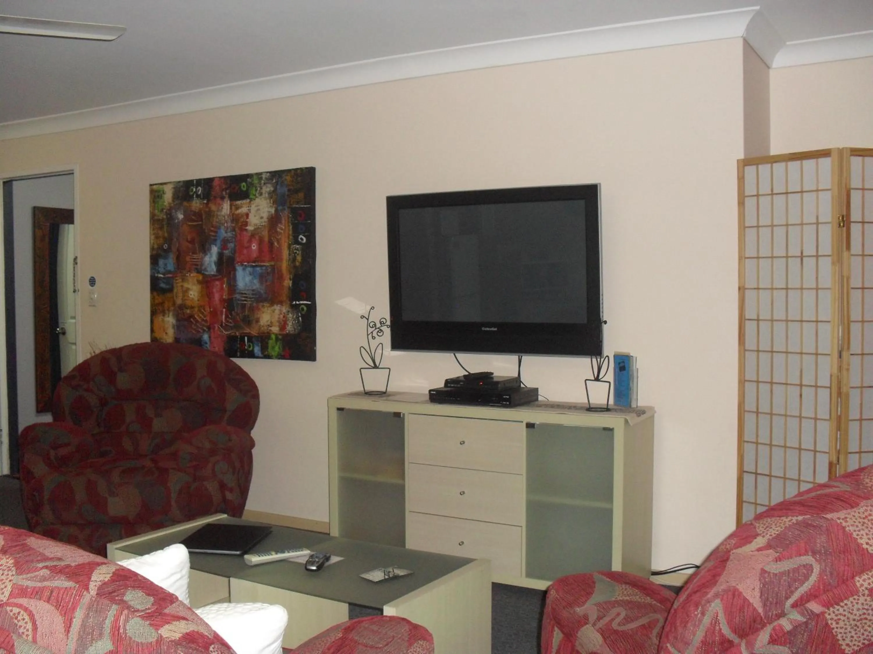 Communal lounge/ TV room in Beachlander Self-Contained Holiday Apartments
