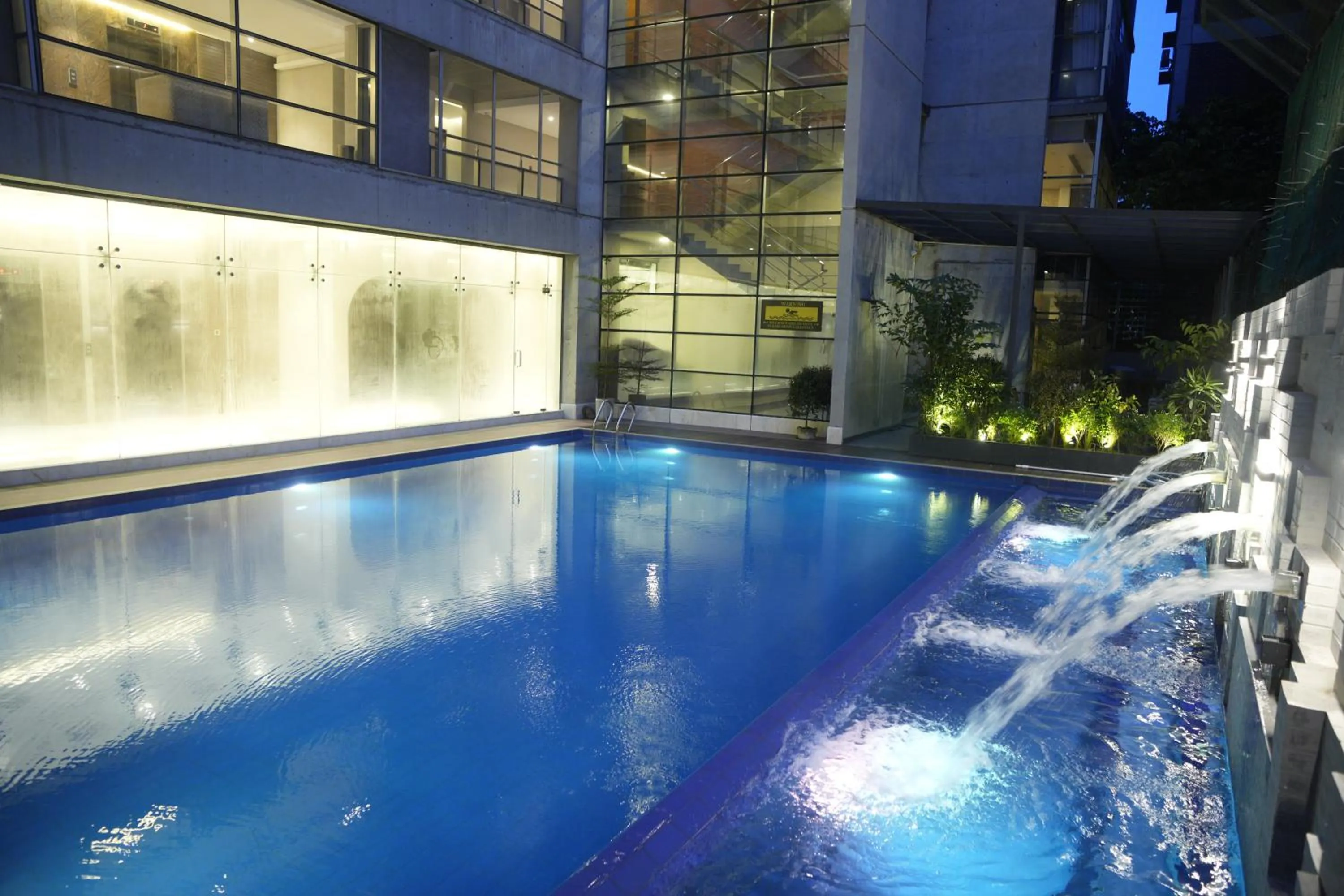 Swimming pool in Lakeshore Heights