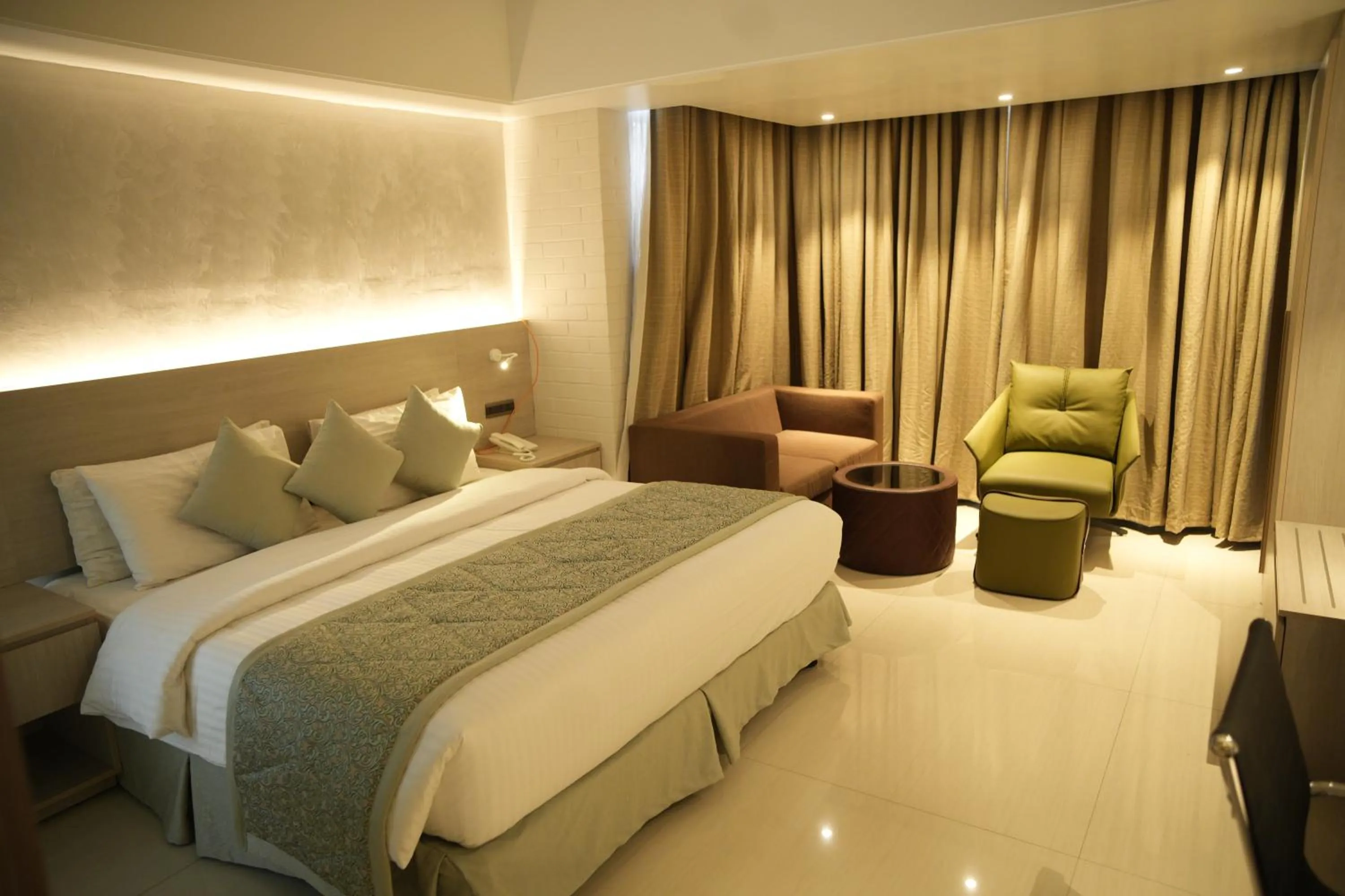 Bedroom, Bed in Lakeshore Heights