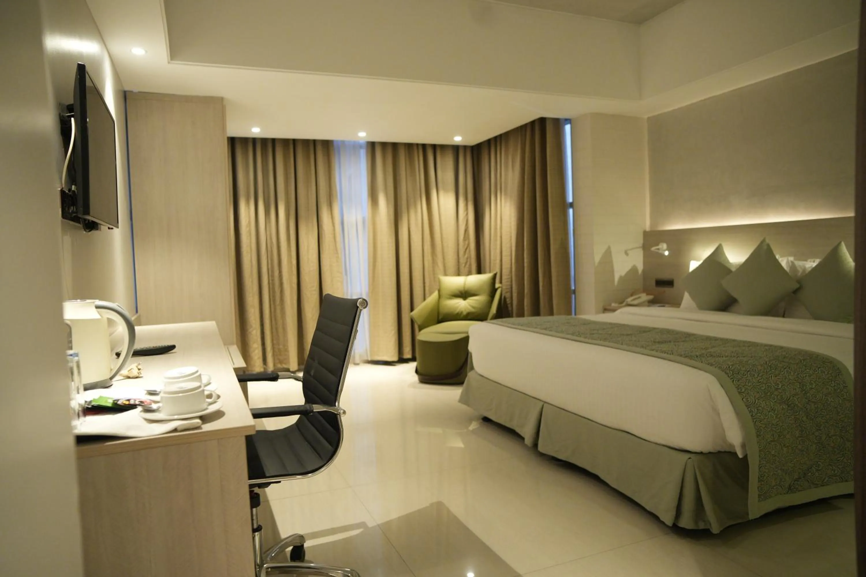 Bedroom, Bed in Lakeshore Heights