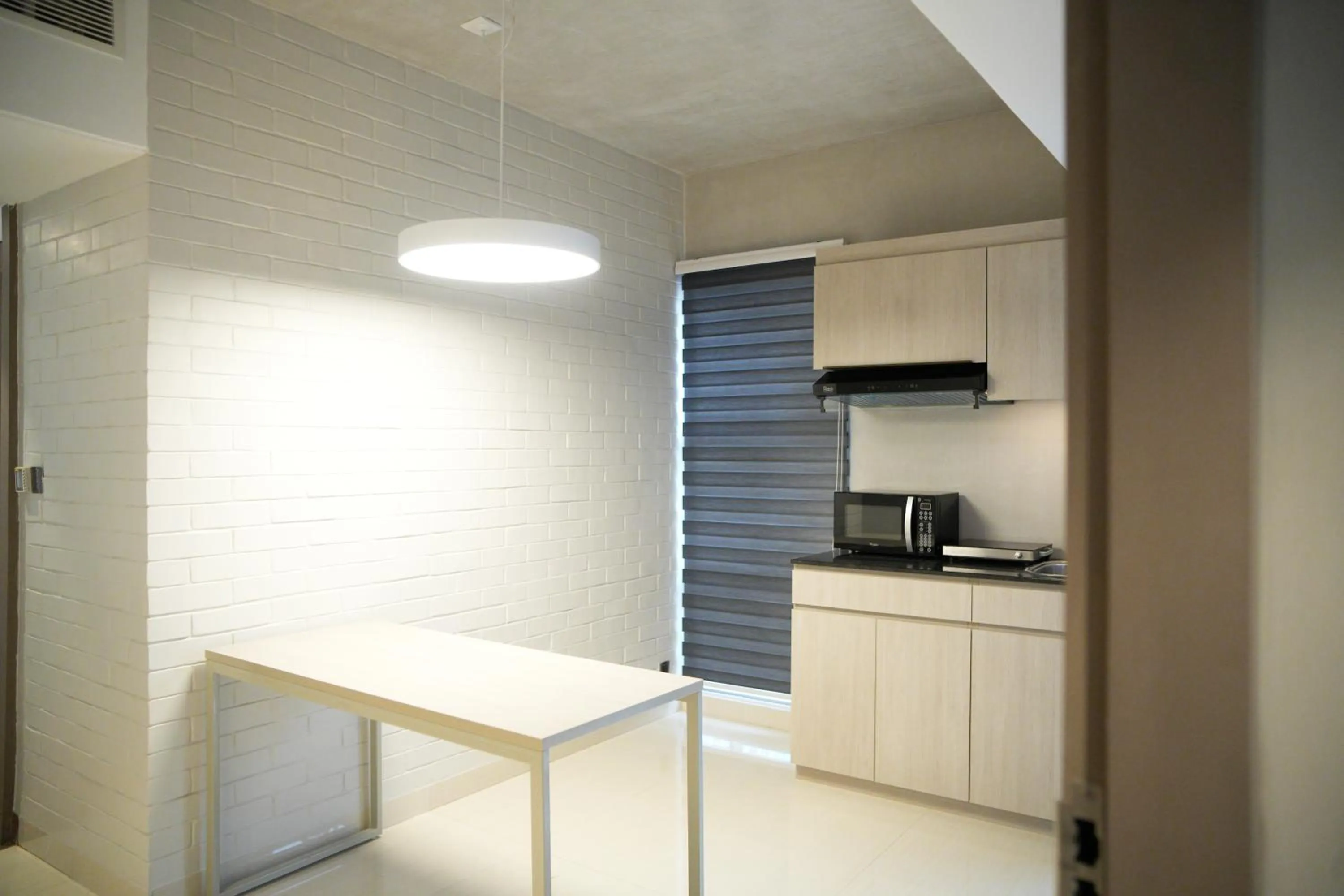 Kitchen or kitchenette in Lakeshore Heights