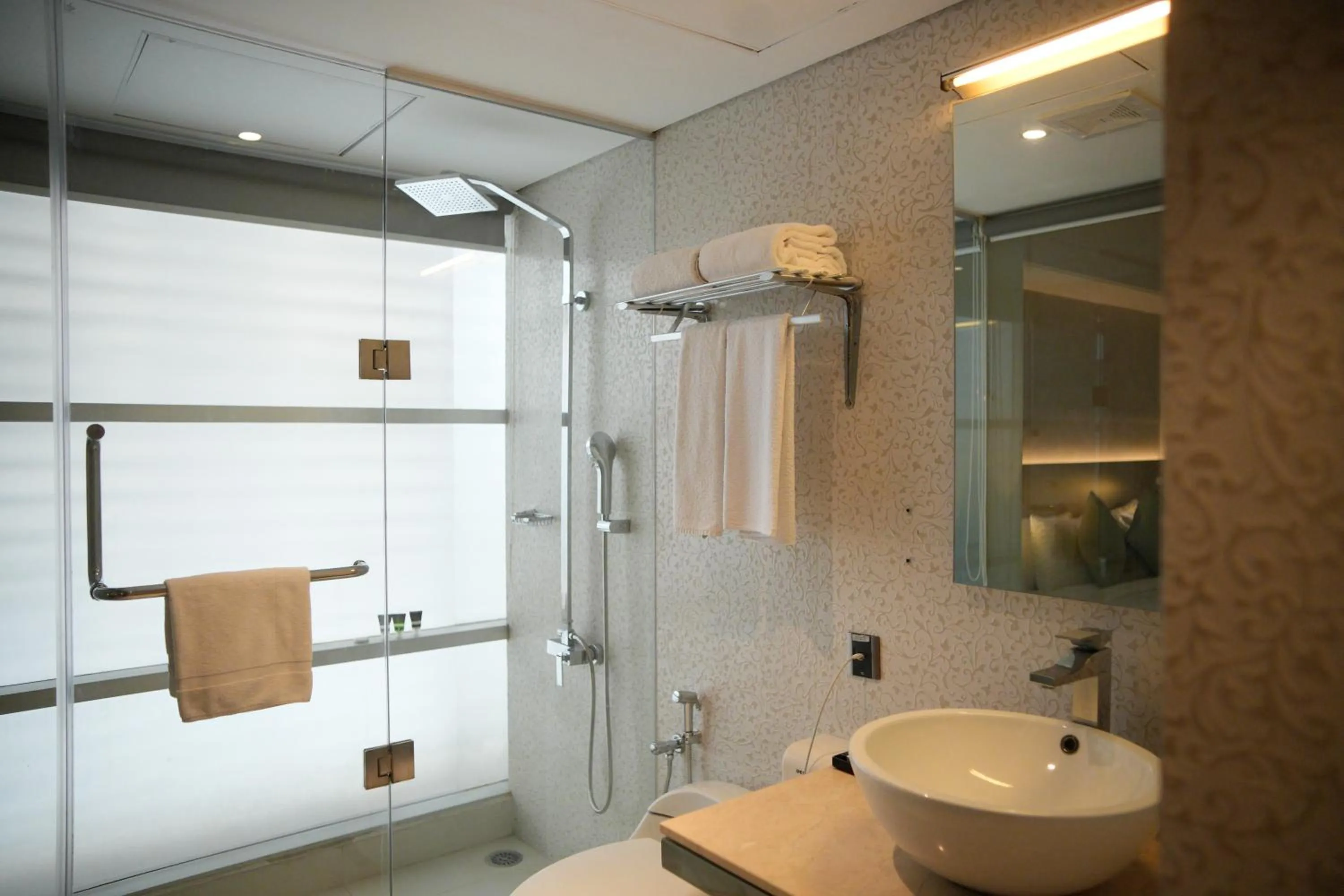 Shower in Lakeshore Heights