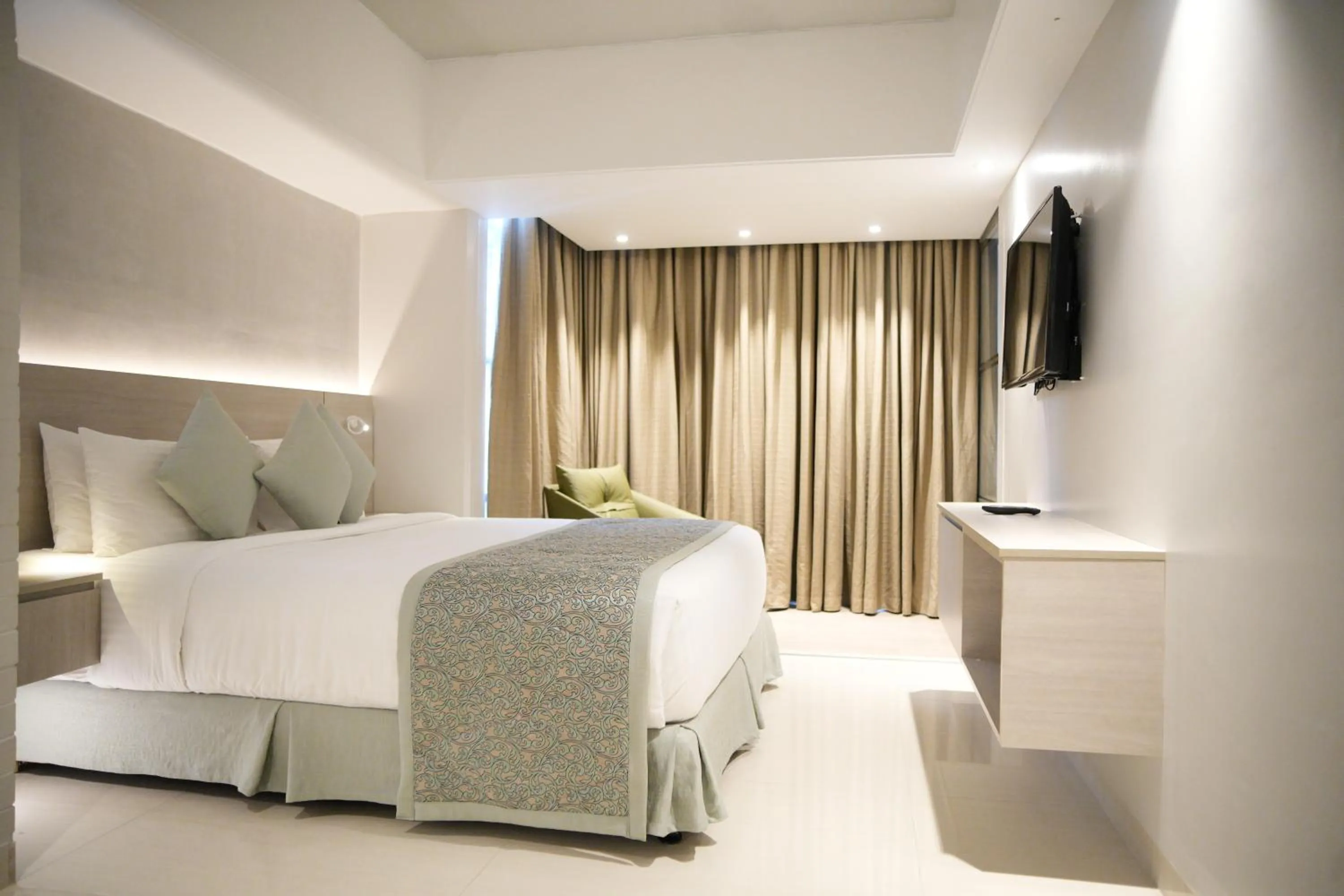 Photo of the whole room, Bed in Lakeshore Heights