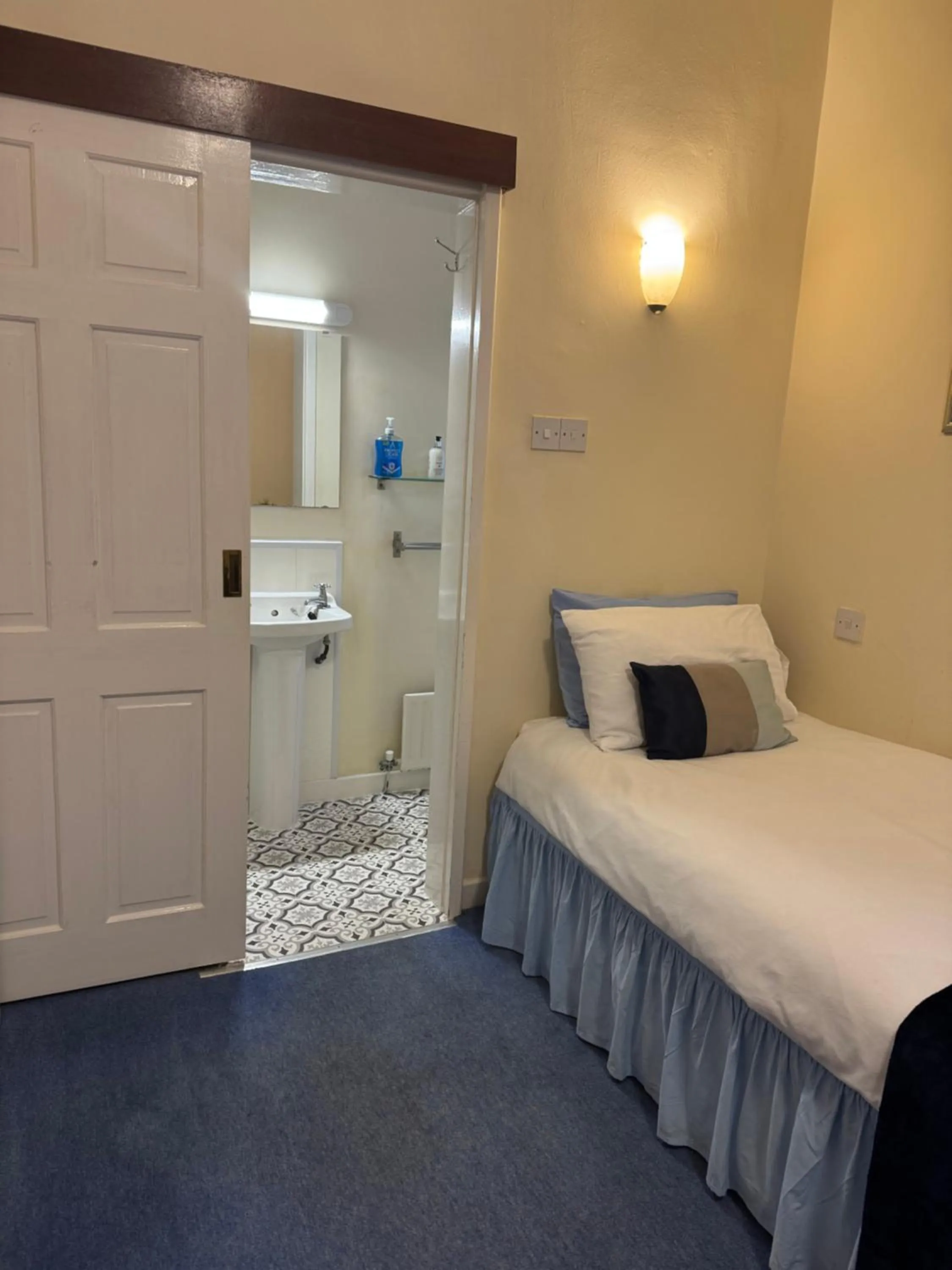 Bedroom, Bed in Marlow Lodge