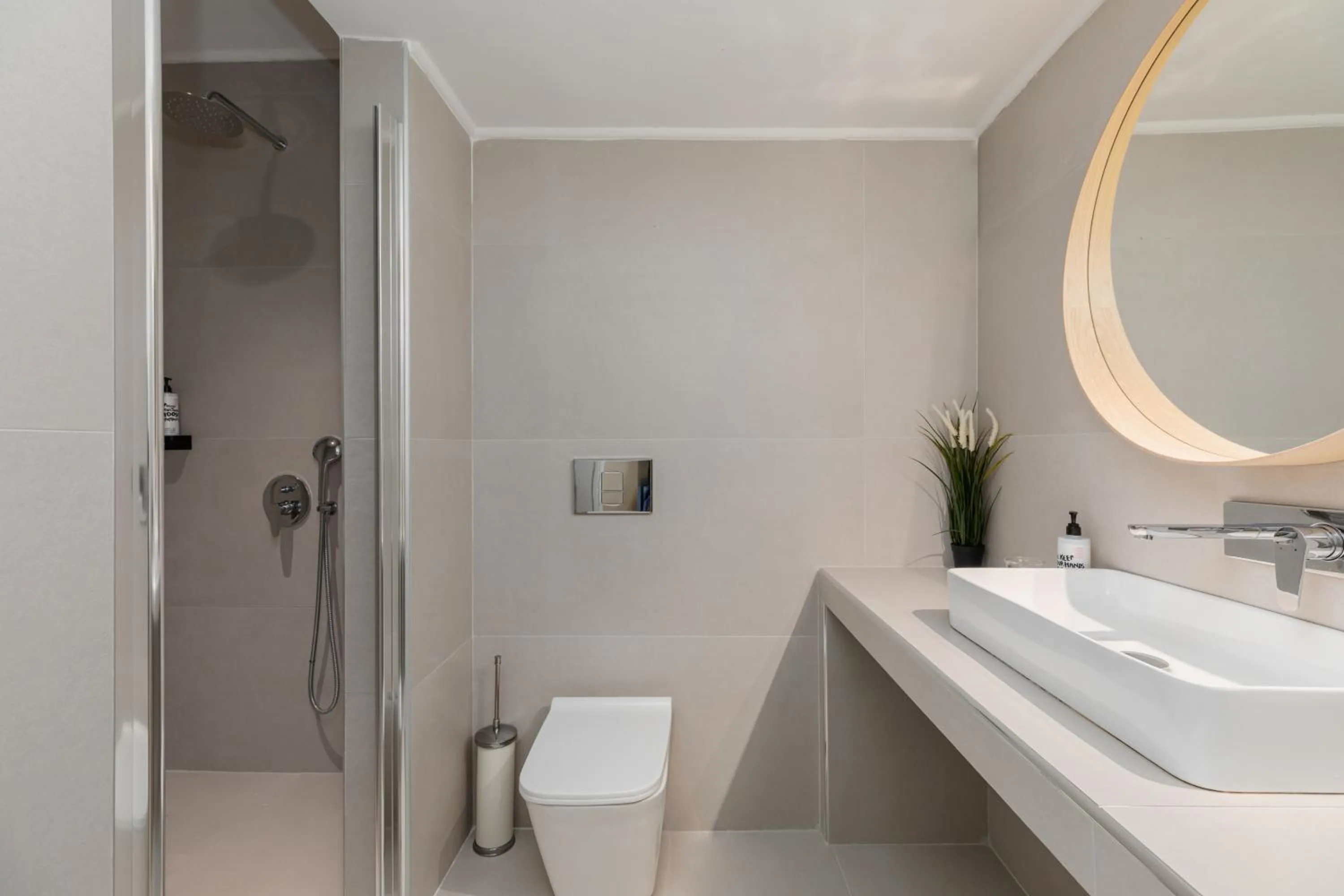 Bathroom in Mandarin apartments by halu!