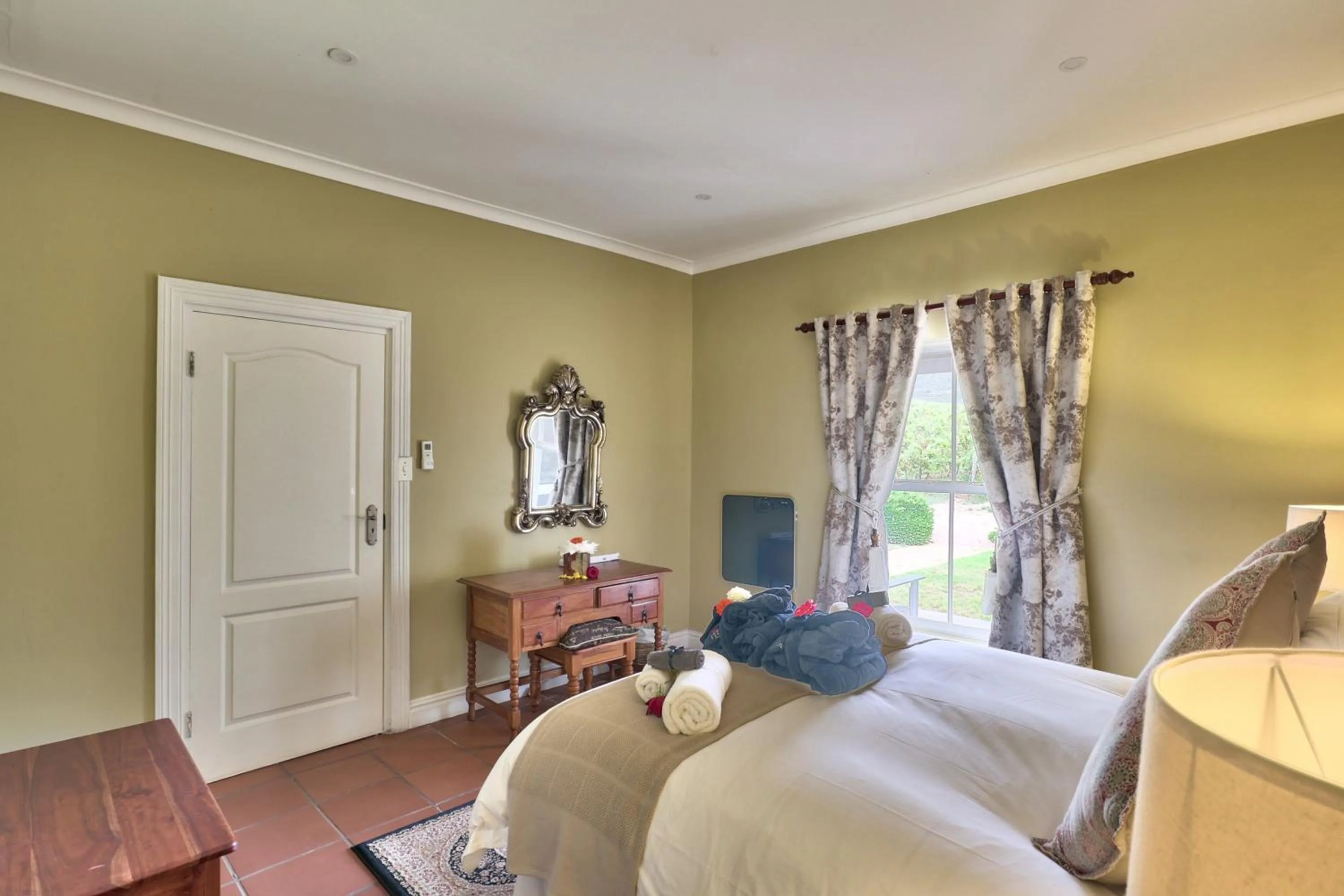 Bedroom, Bed in Orange Grove