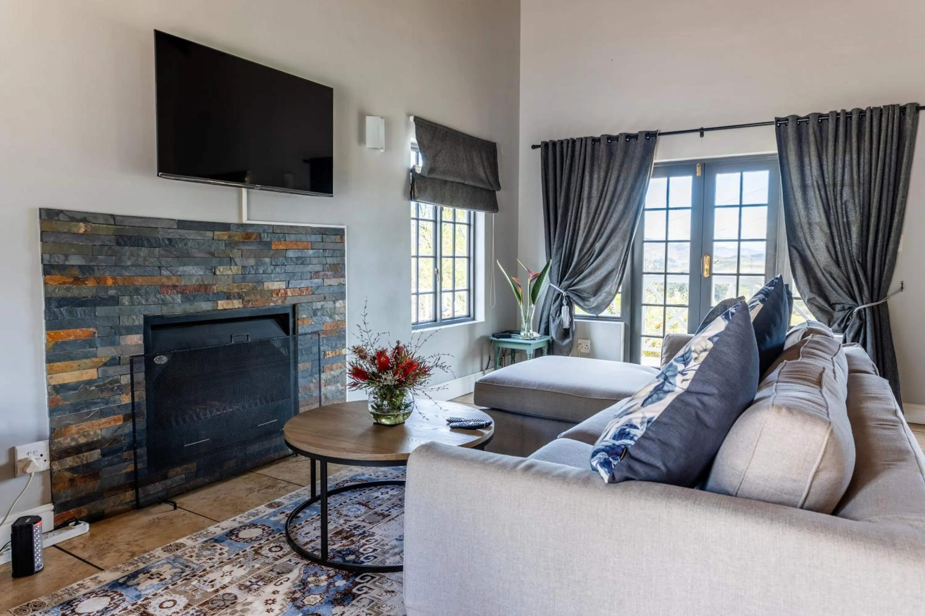 Communal lounge/ TV room in Orange Grove